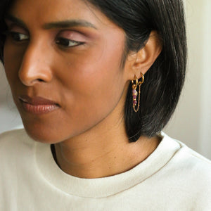 duo de boucles dorées assemblées à la main avec des Rubis