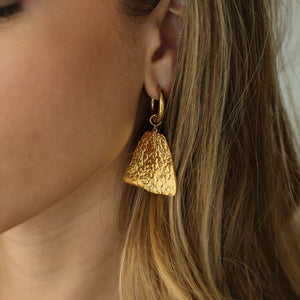 boucles d'oreilles montées à la main avec trapèze martelé doré