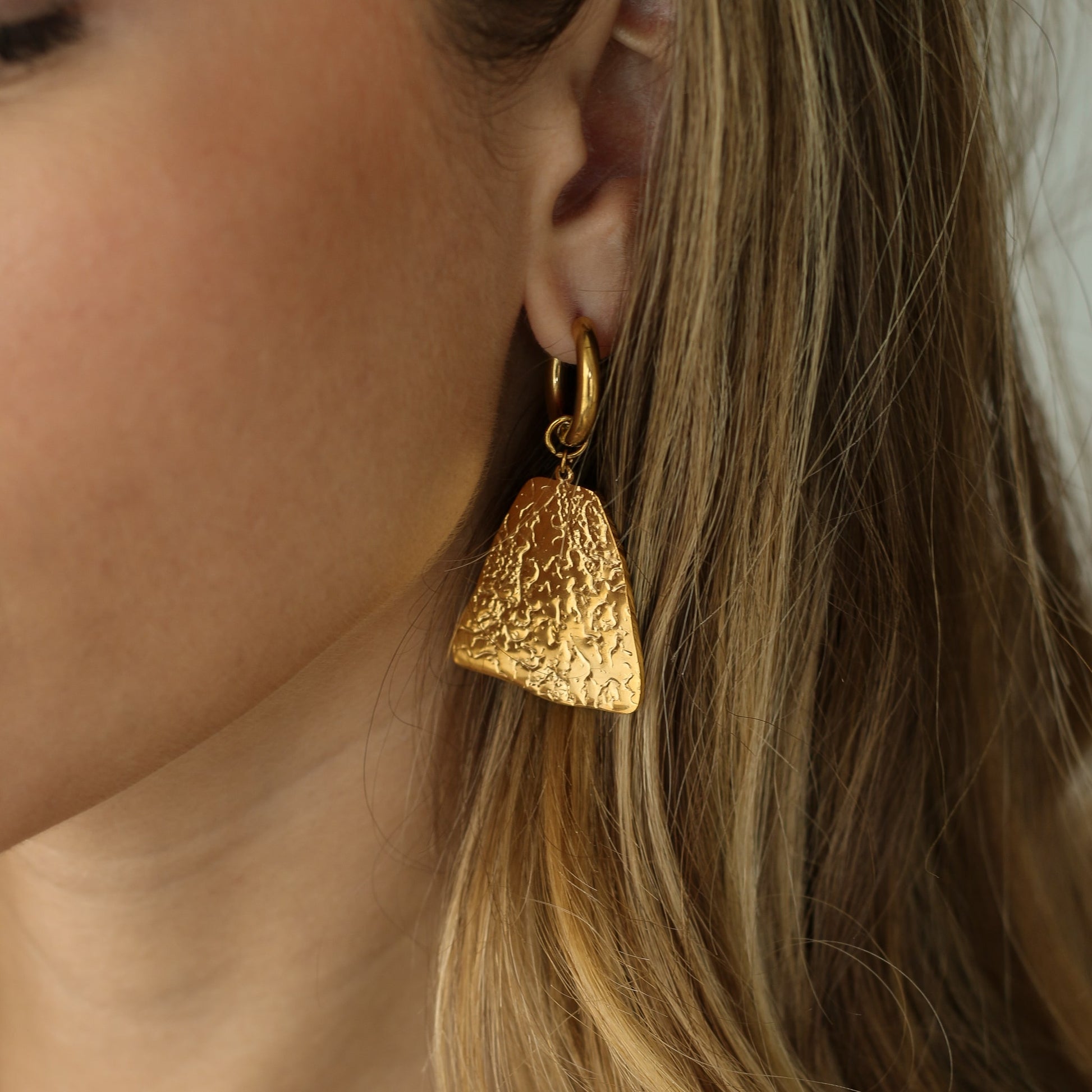 boucles d'oreilles montées à la main avec trapèze martelé doré