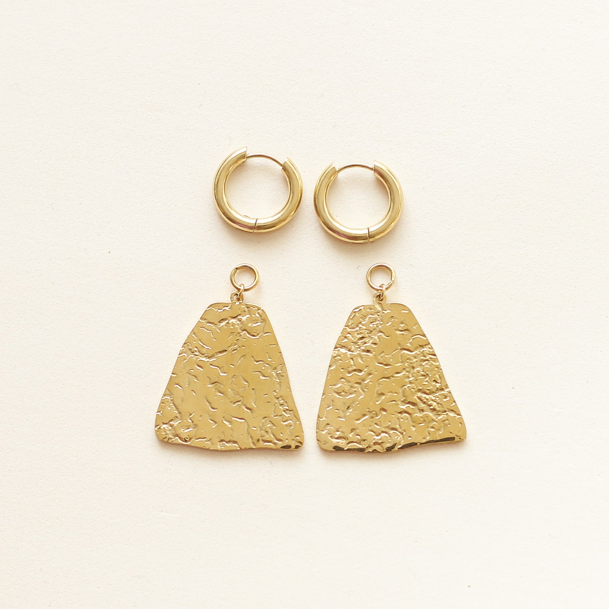 créoles avec trapèze doré martelé le cadeau trendy