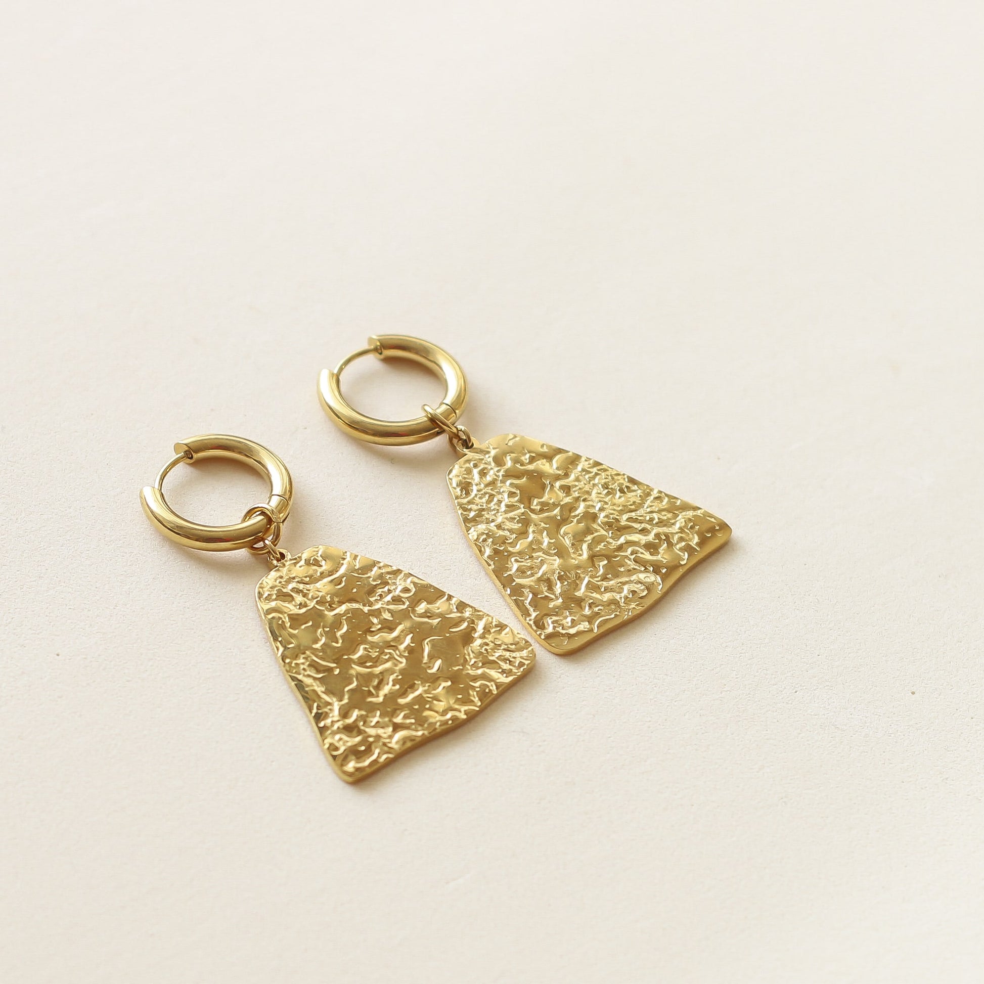 Anneaux Trapèze martelé doré fait main à Paris