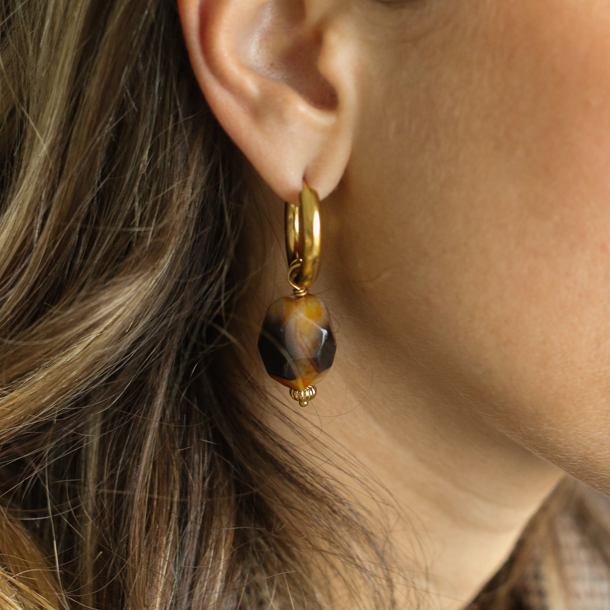 Anneaux sublime en Agate teintée léopard sur créoles épaisses