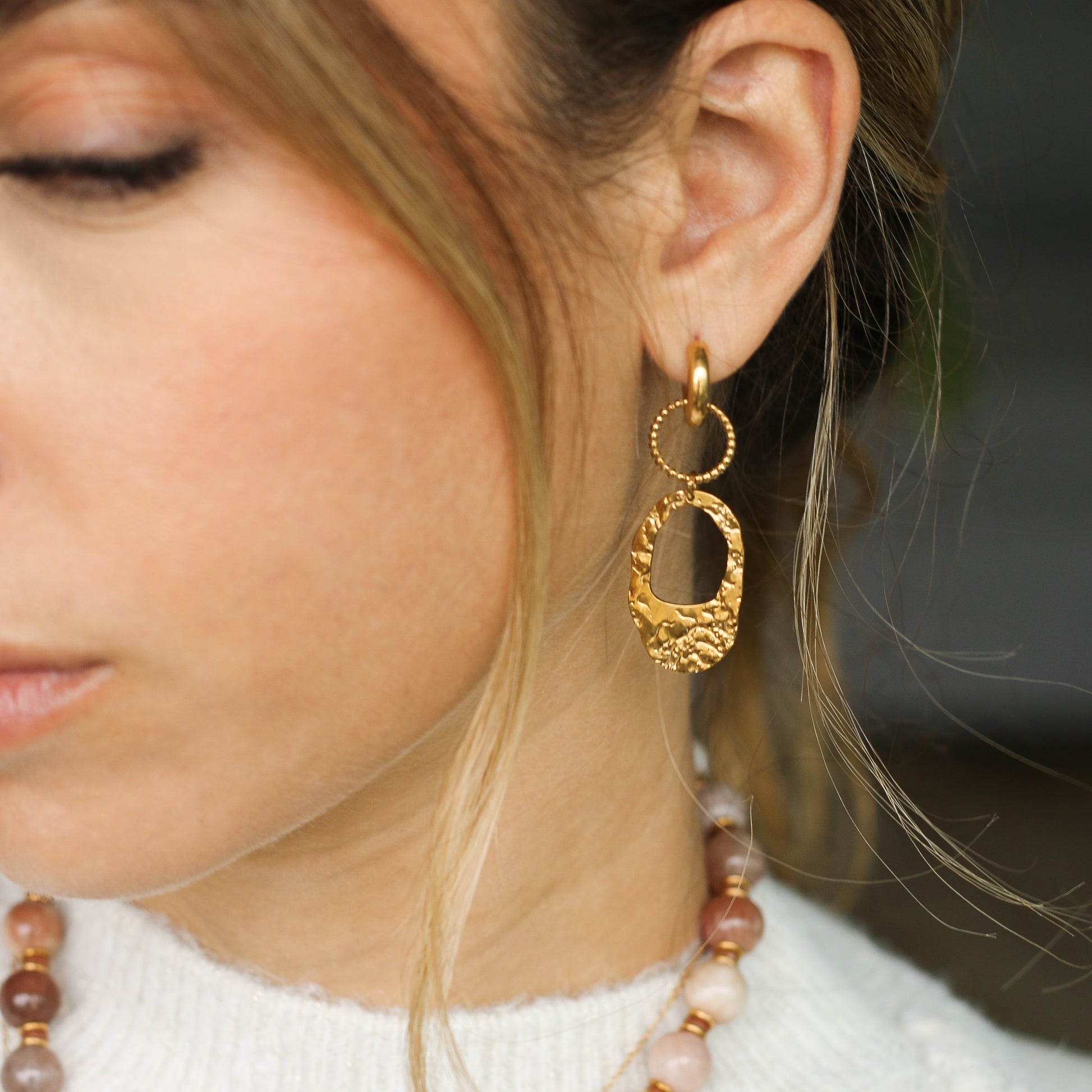 boucles d'oreilles montées à la main à Paris en or