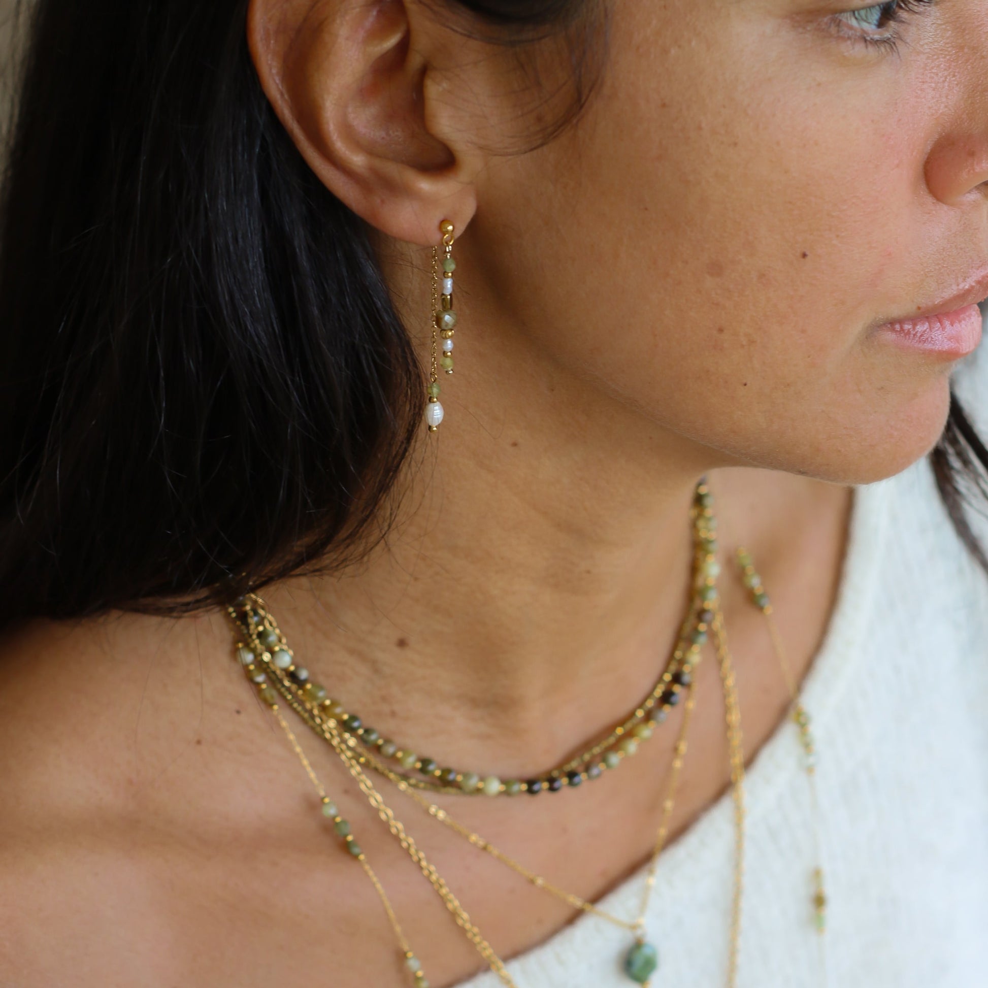 le cadeau parfait pour votre femme boucles Grenat vert pendantes, chaines dorées