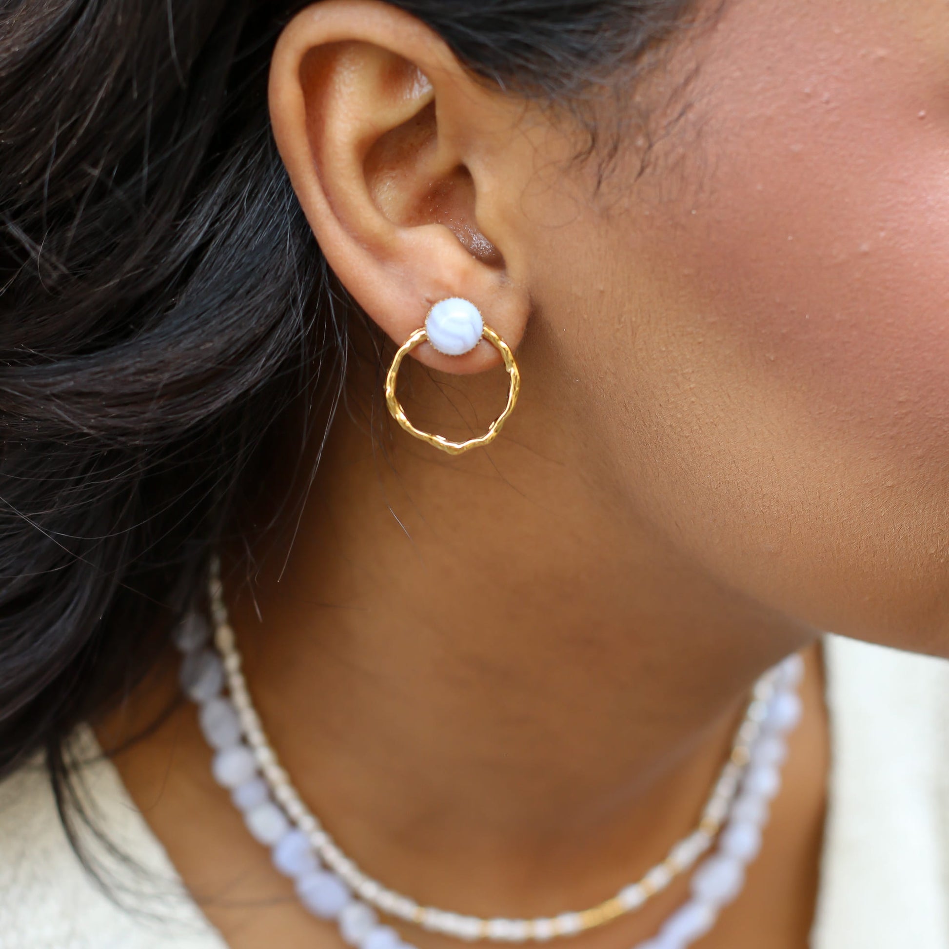 Boucles d'oreilles en calcédoine bleue, acier inoxydable doré.