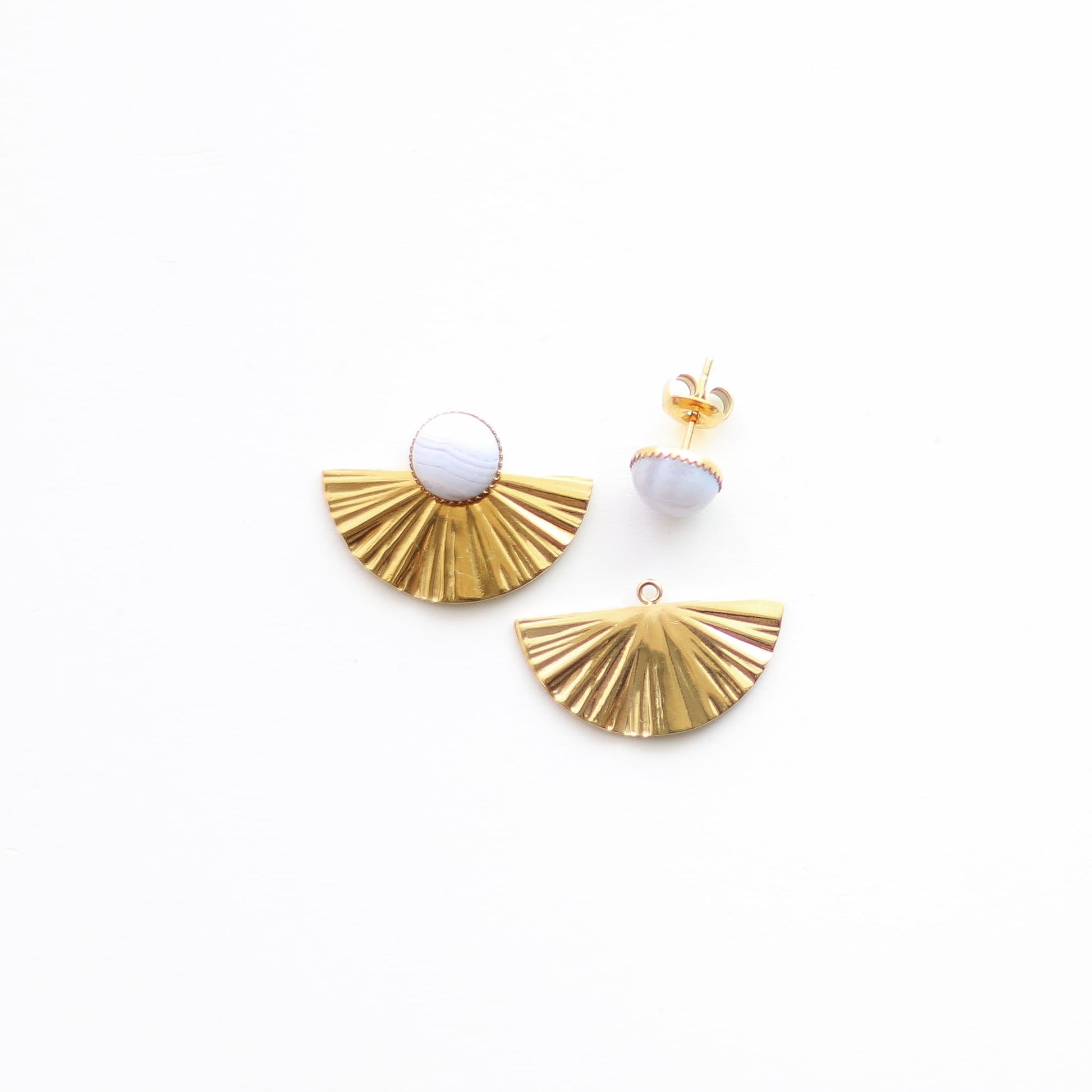 Boucles d'oreilles en calcédoine bleue, hypoallergénique.