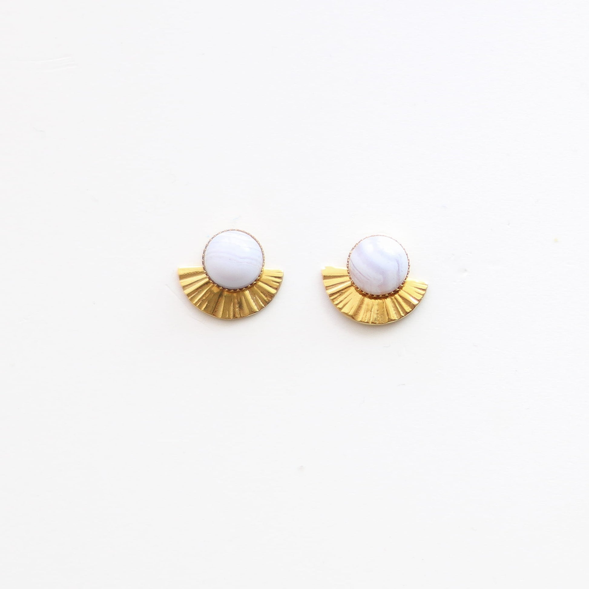 Boucles d'oreilles en calcédoine bleue, pierre naturelle fine.