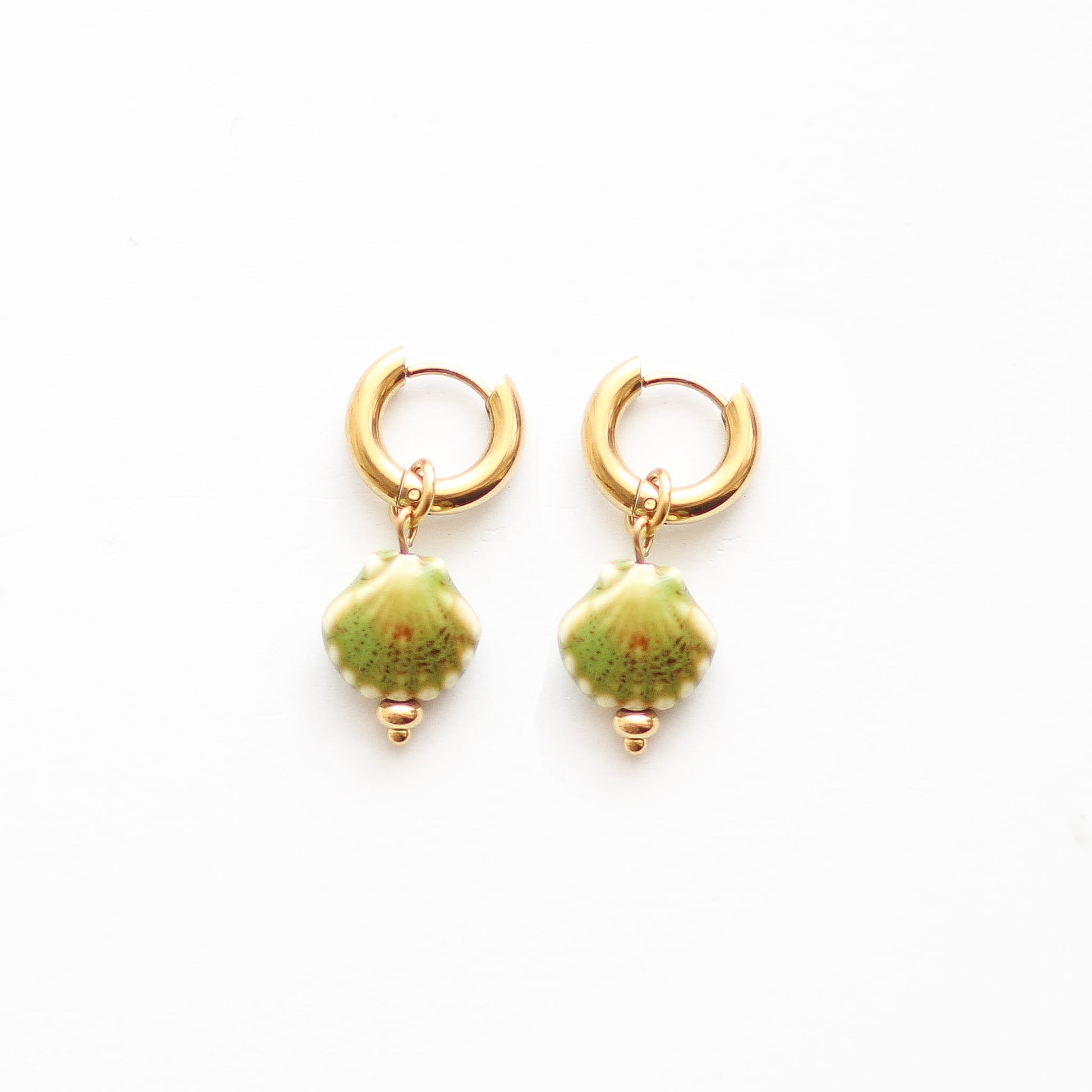 Boucles d'oreilles à pendentif coquillage vert doré, acier inoxydable doré.
