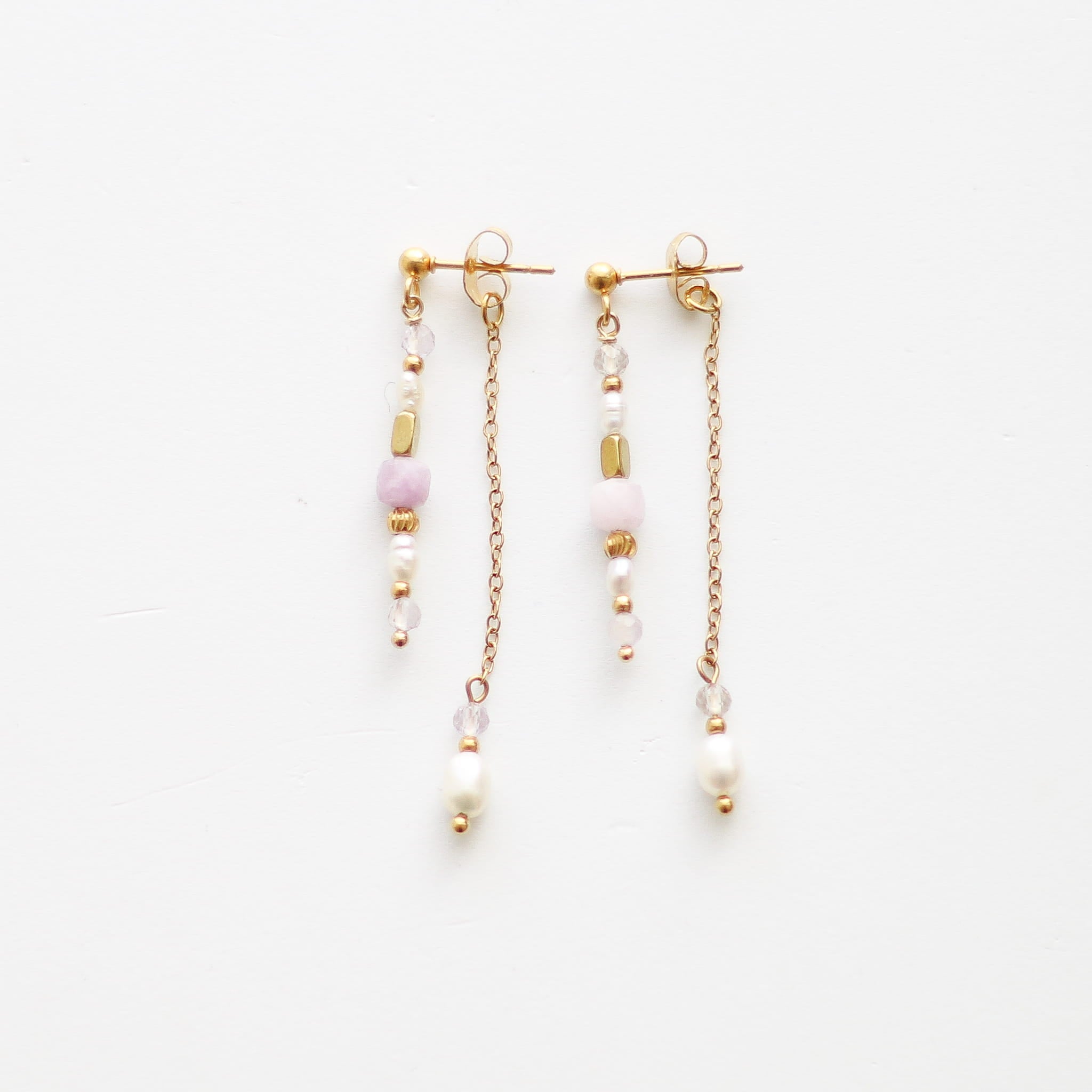 Boucles d'oreilles en kunzite rose à chaîne, acier inoxydable doré.
