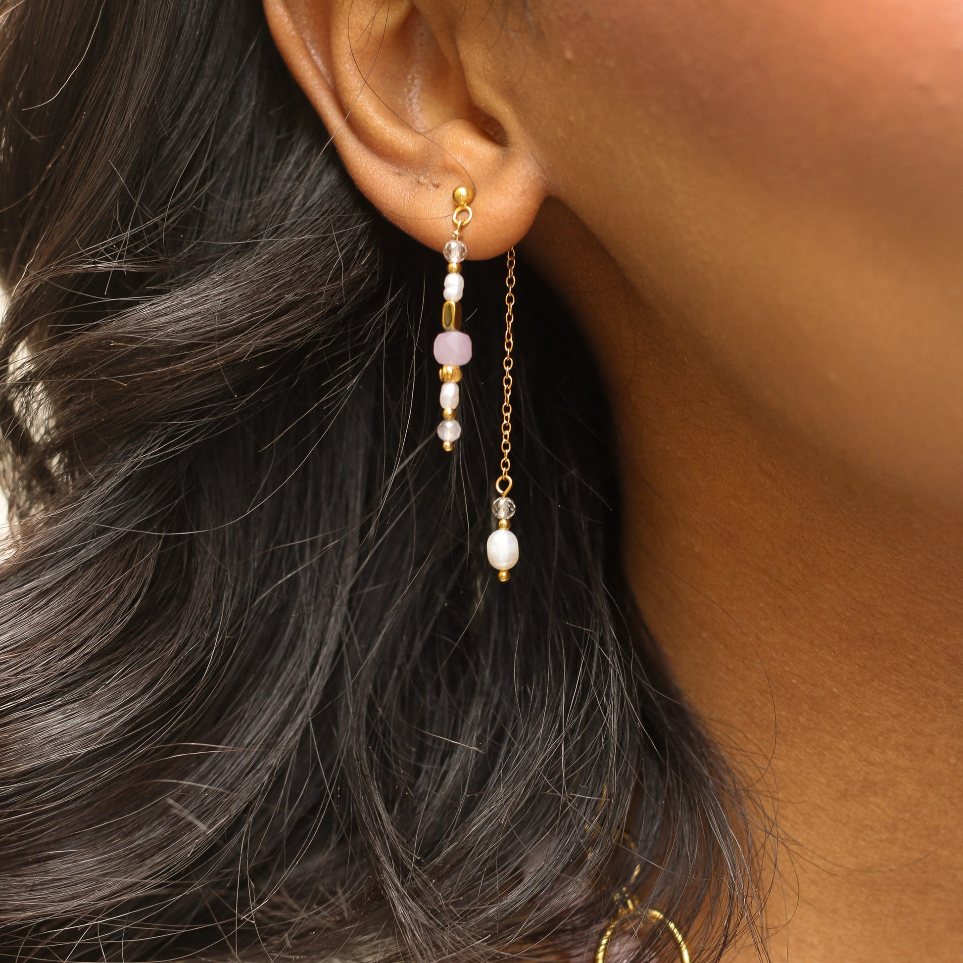 Boucles d'oreilles en kunzite rose à chaîne, assemblé à la main.