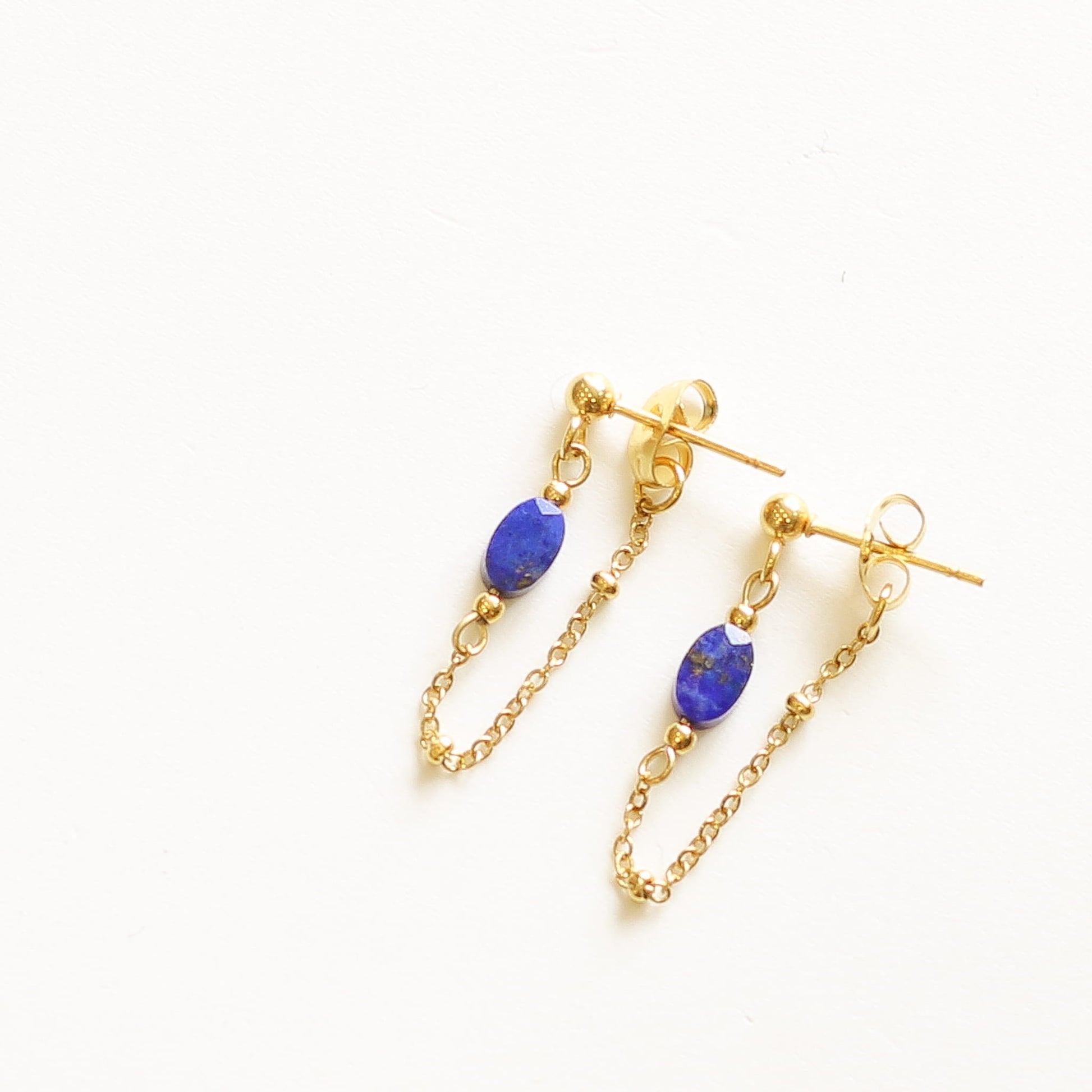 Boucles puce Lapis Lazuli, détail des pierres, bijou femme pierres naturelles Mahny.