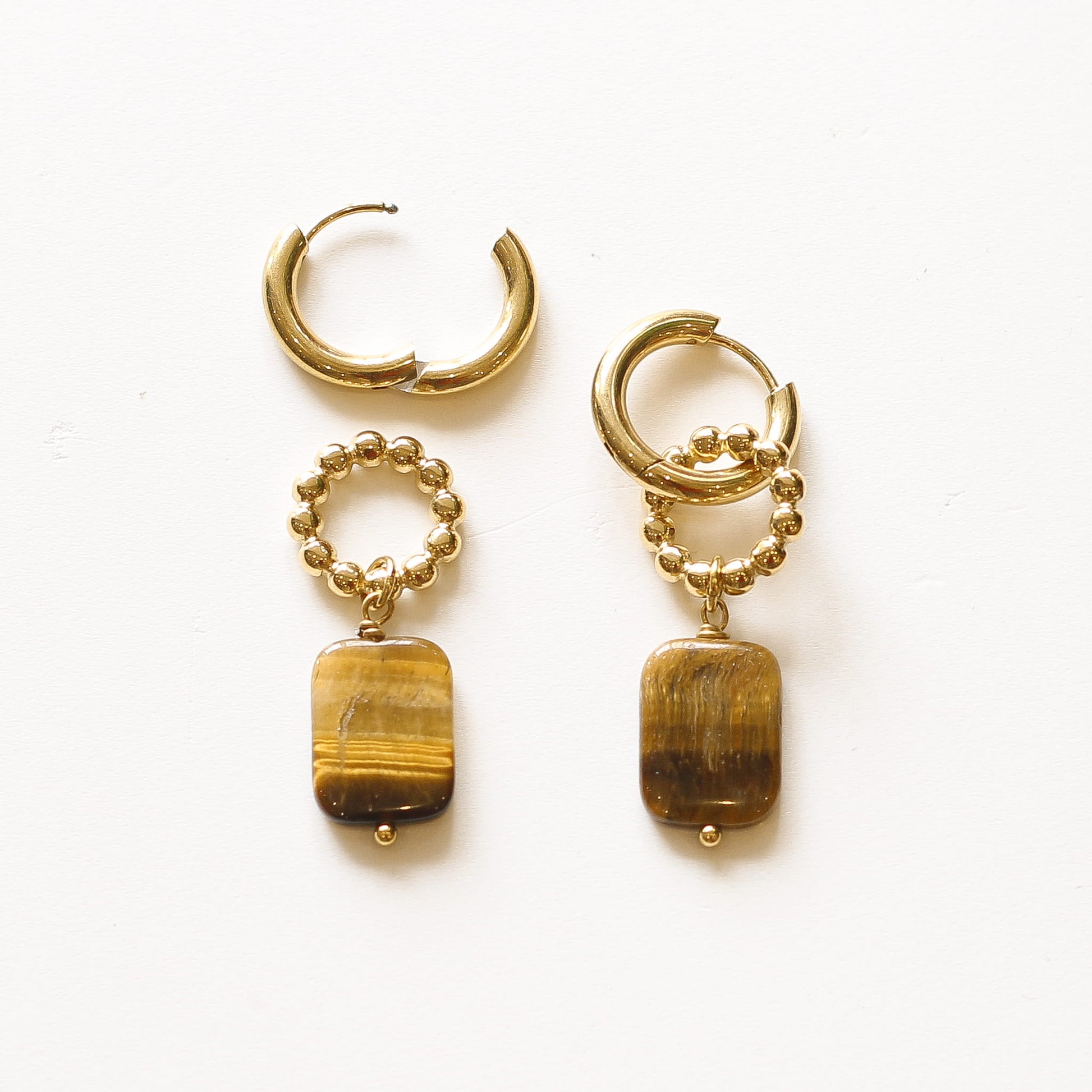 Boucles anneaux Œil de tigre, détail du fermoir signé Mahny, pierre véritable, fait main à Paris.