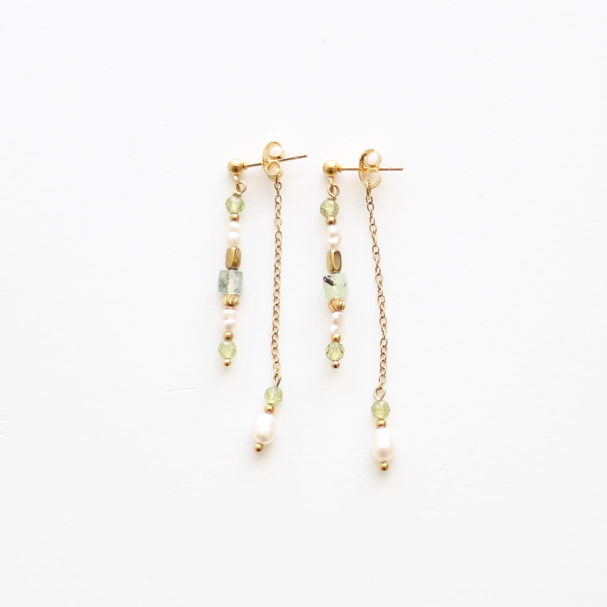 Boucles d'oreilles en péridot vert à chaîne, acier inoxydable doré.