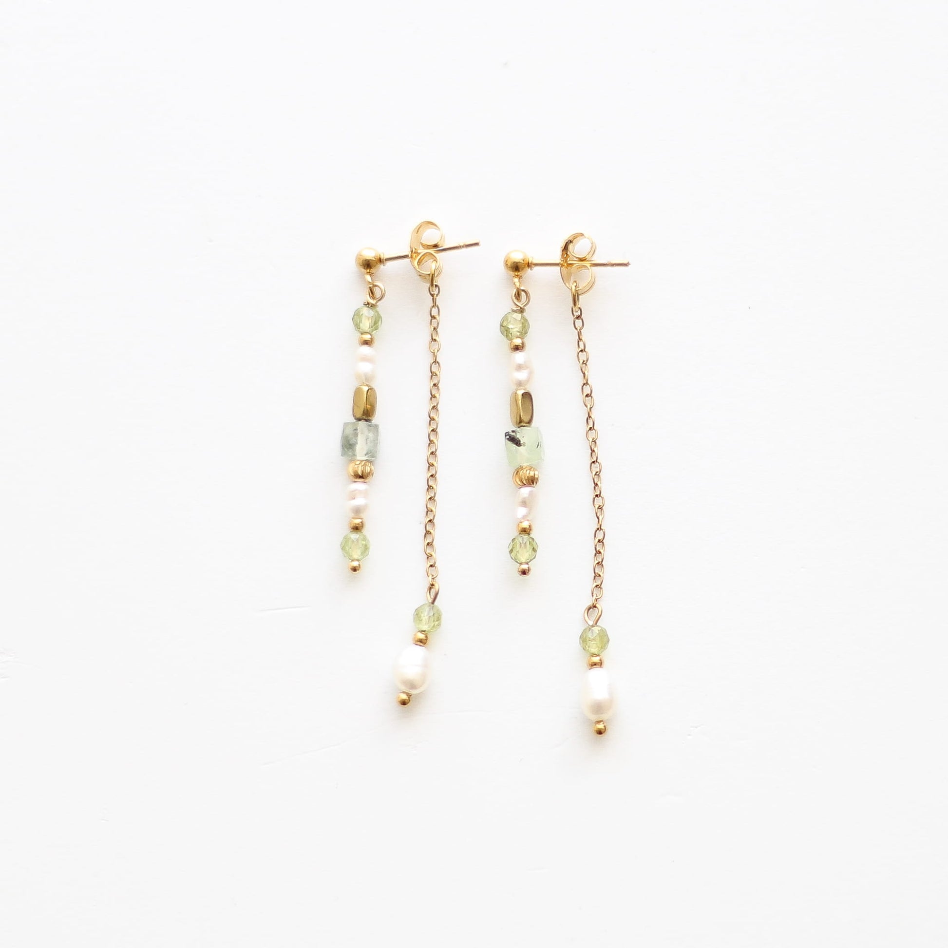 Boucles d'oreilles en péridot vert à chaîne, acier inoxydable doré.