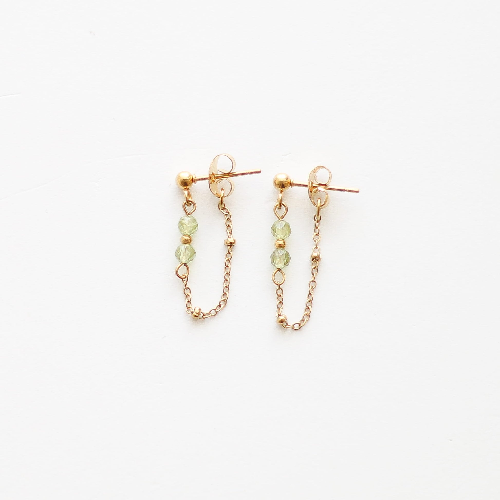 Boucles d'oreilles en péridot vert à chaîne, création faite main.