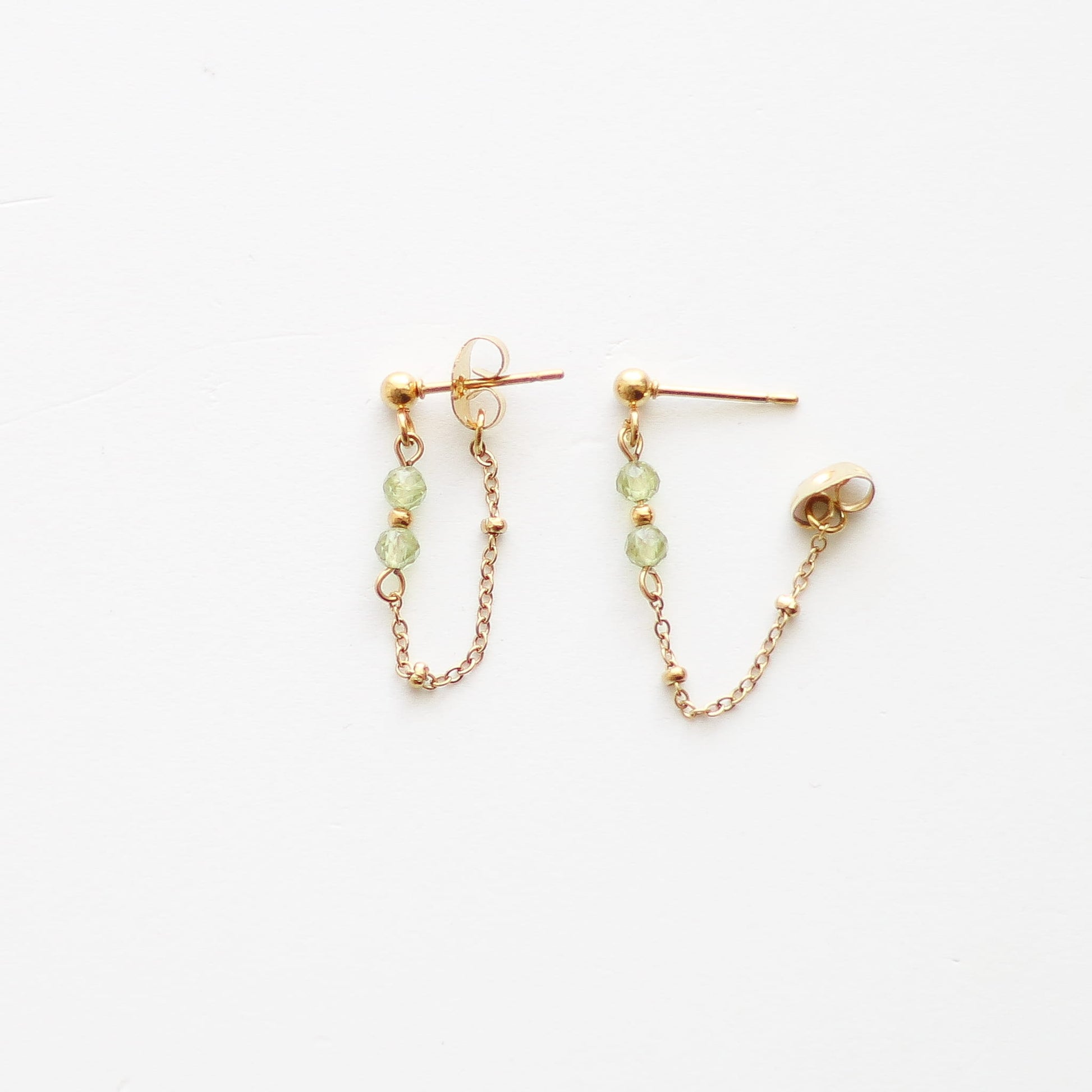Boucles d'oreilles en péridot vert à chaîne, hypoallergénique.