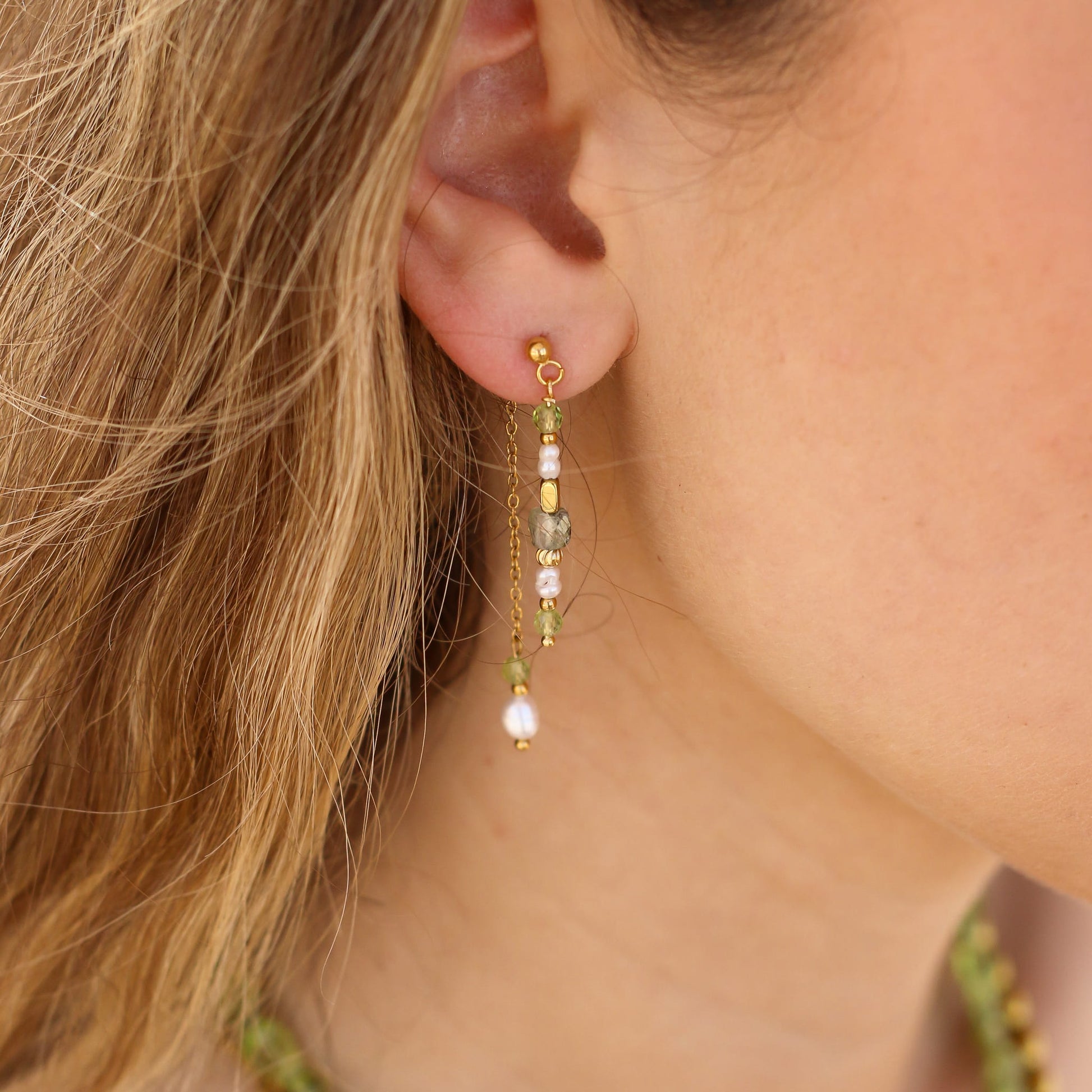 Boucles d'oreilles en péridot vert, acier inoxydable doré.