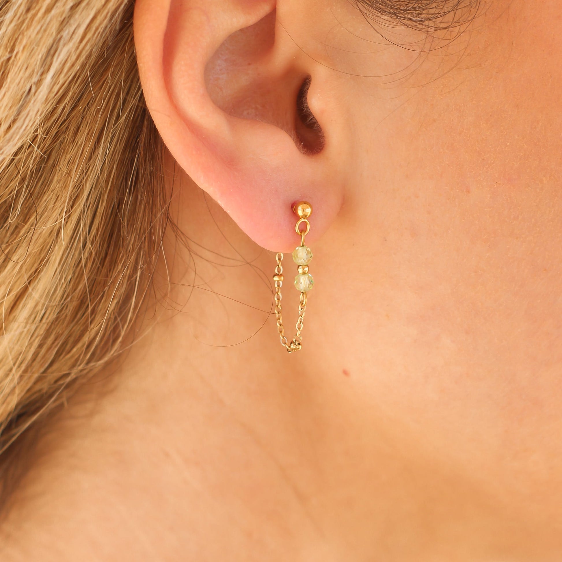 Boucles d'oreilles en péridot vert à chaîne, hypoallergénique.