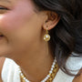 Boucles d'oreilles en perle d'eau douce, assemblé à la main.