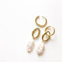 Boucles anneaux Nacre pendante, détail du fermoir signé Mahny, bijou en pierres naturelles, Paris.