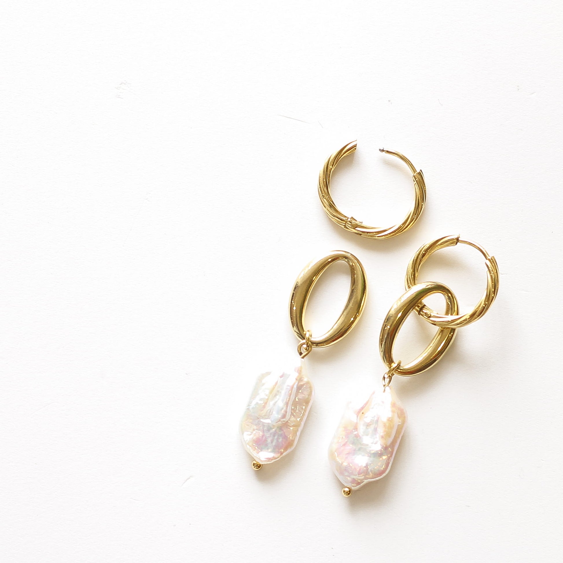 Boucles anneaux Nacre pendante, détail du fermoir signé Mahny, bijou en pierres naturelles, Paris.