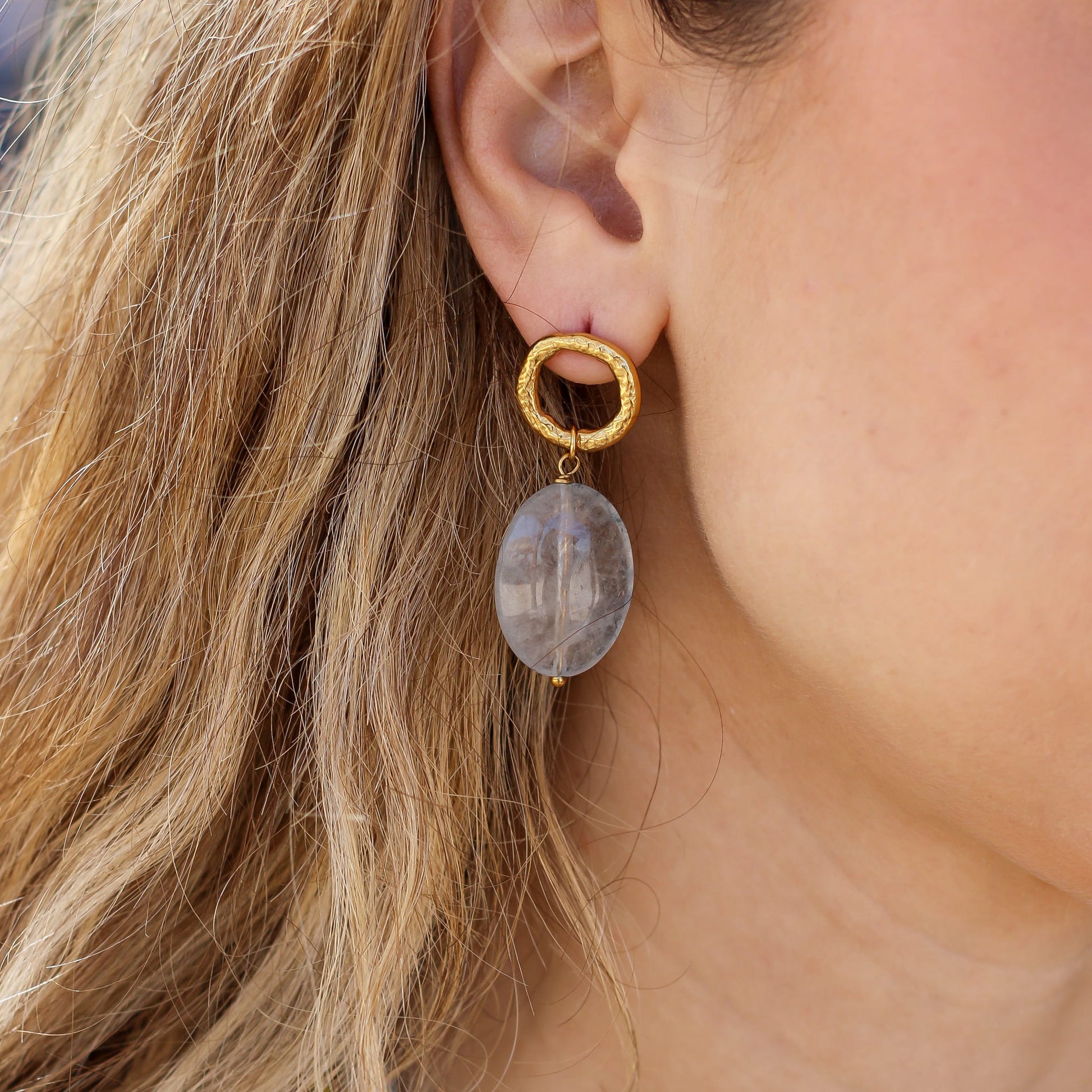 Boucles d'oreilles en quartz bleu, acier inoxydable doré.