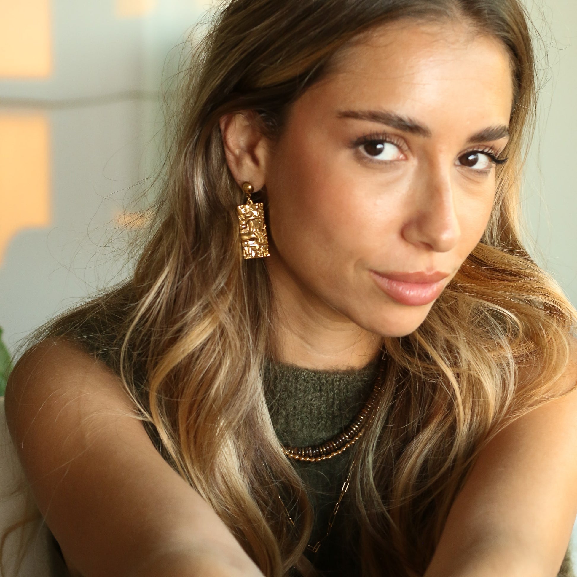 le cadeau idéal des boucles dorées rectangle martelées 