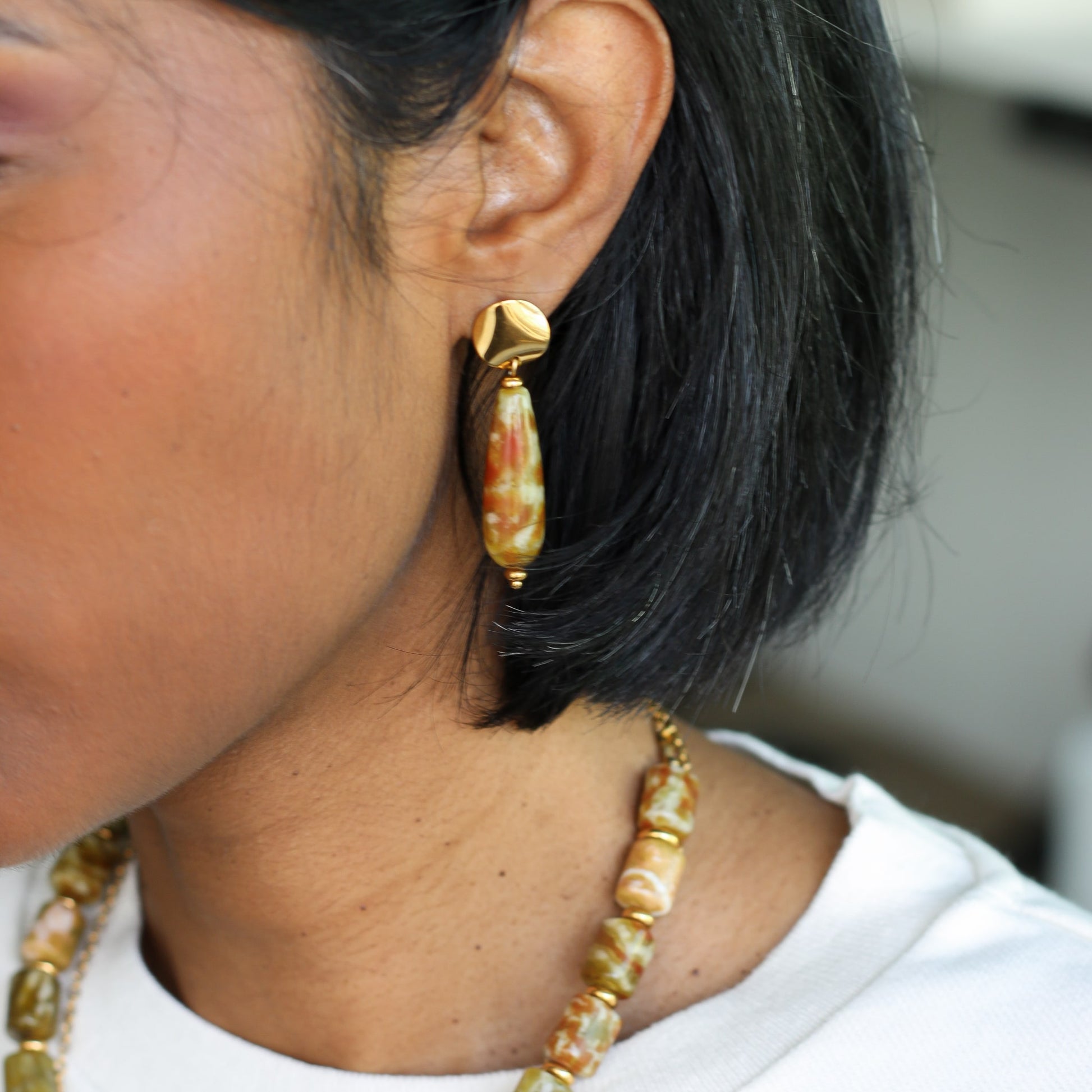 Boucles longue en Unakite verte et rosée montées sur acier doré