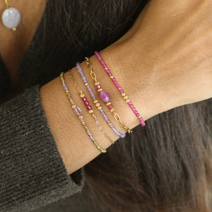 Bracelet perlé en Améthyste violette translucide et perles dorées 