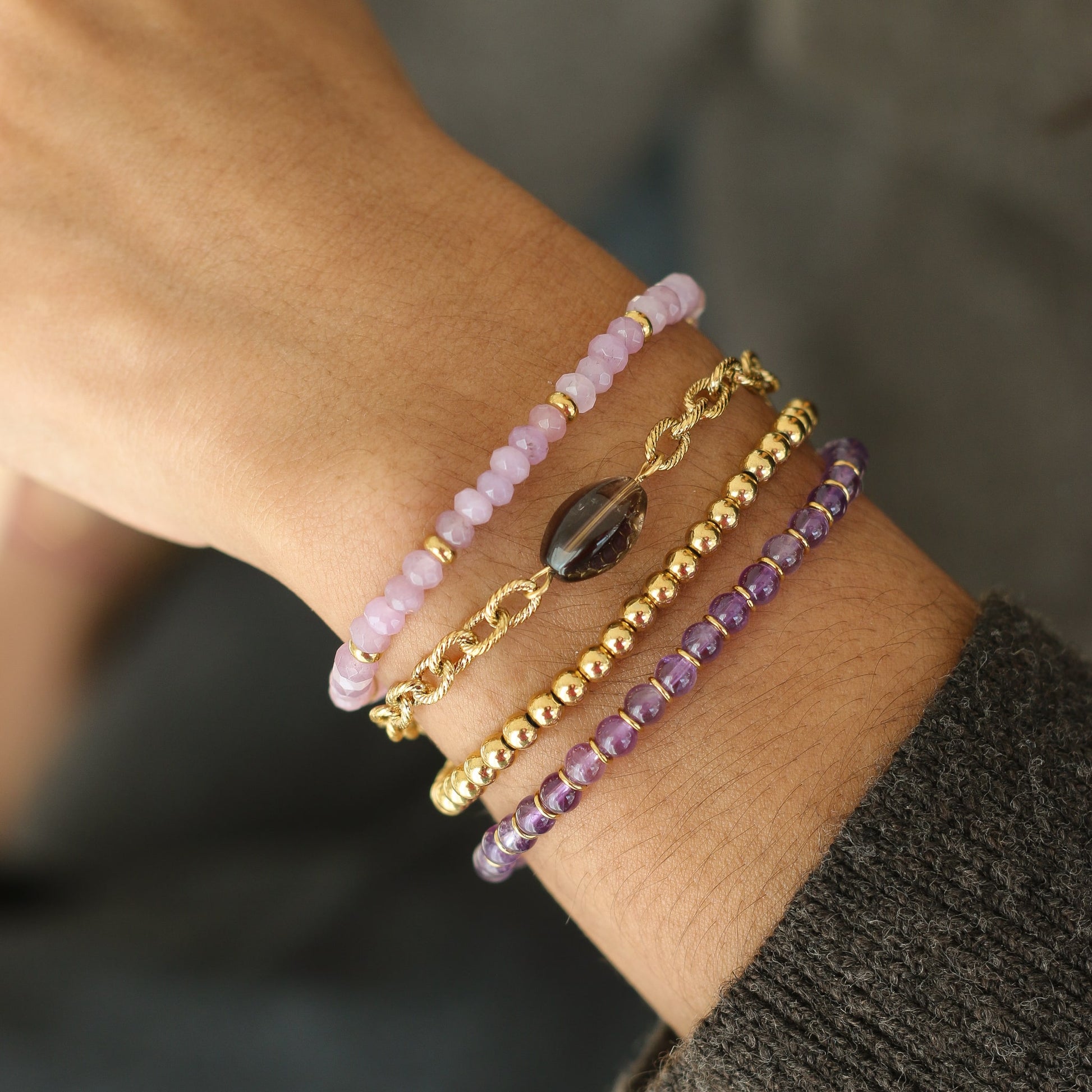 bracelet en boules dorées assemblées à la main à Paris