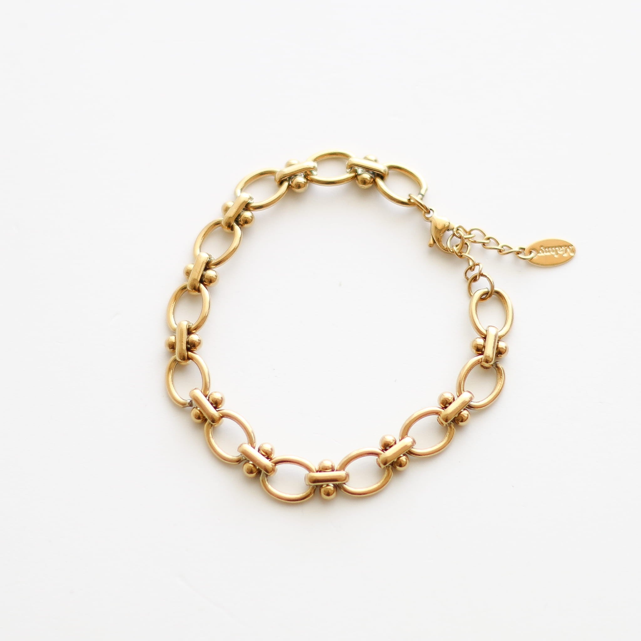 Bracelet chaîne dorée en acier inoxydable.