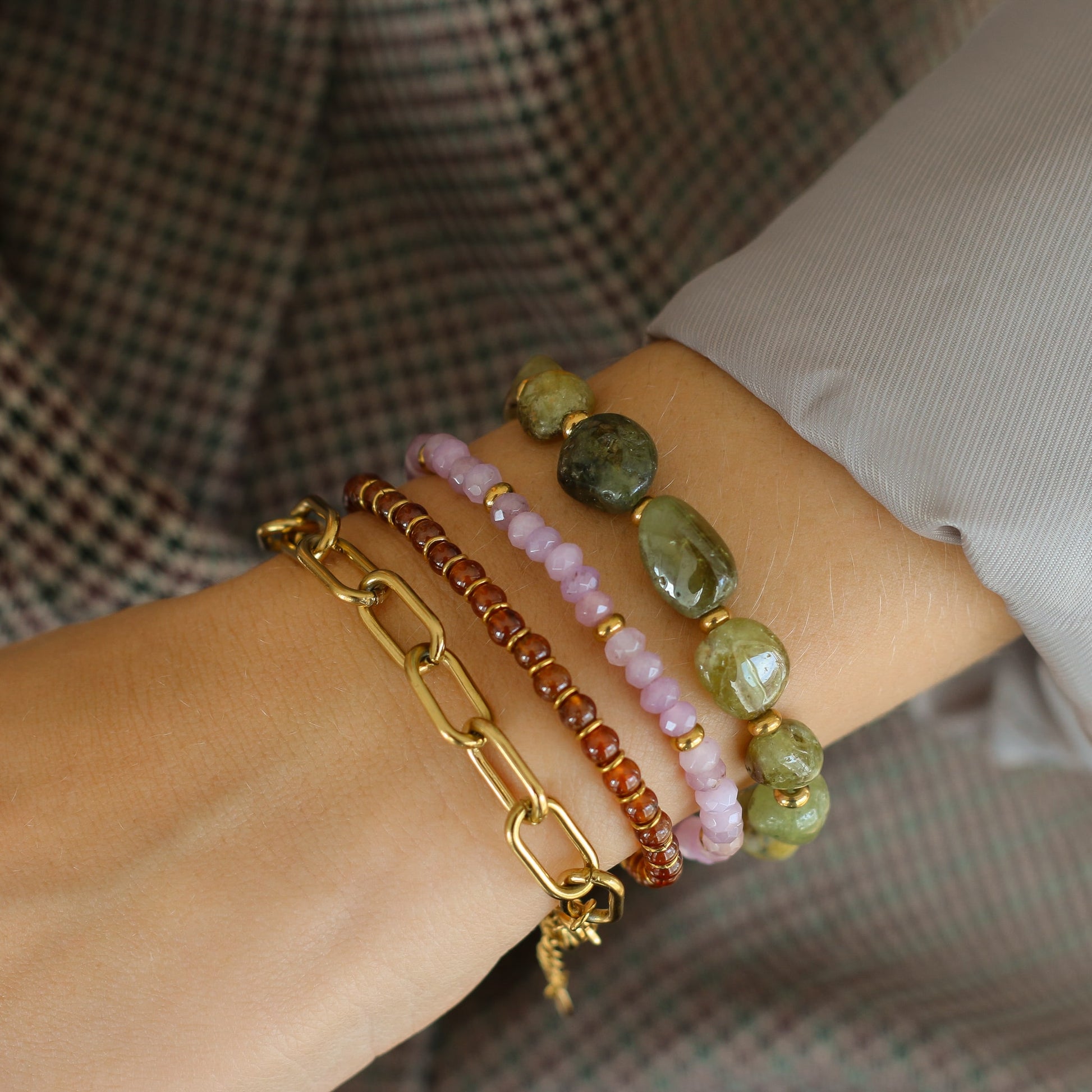 Bracelet Chaîne Trombone à superposé avec des pierres vertes et dorées