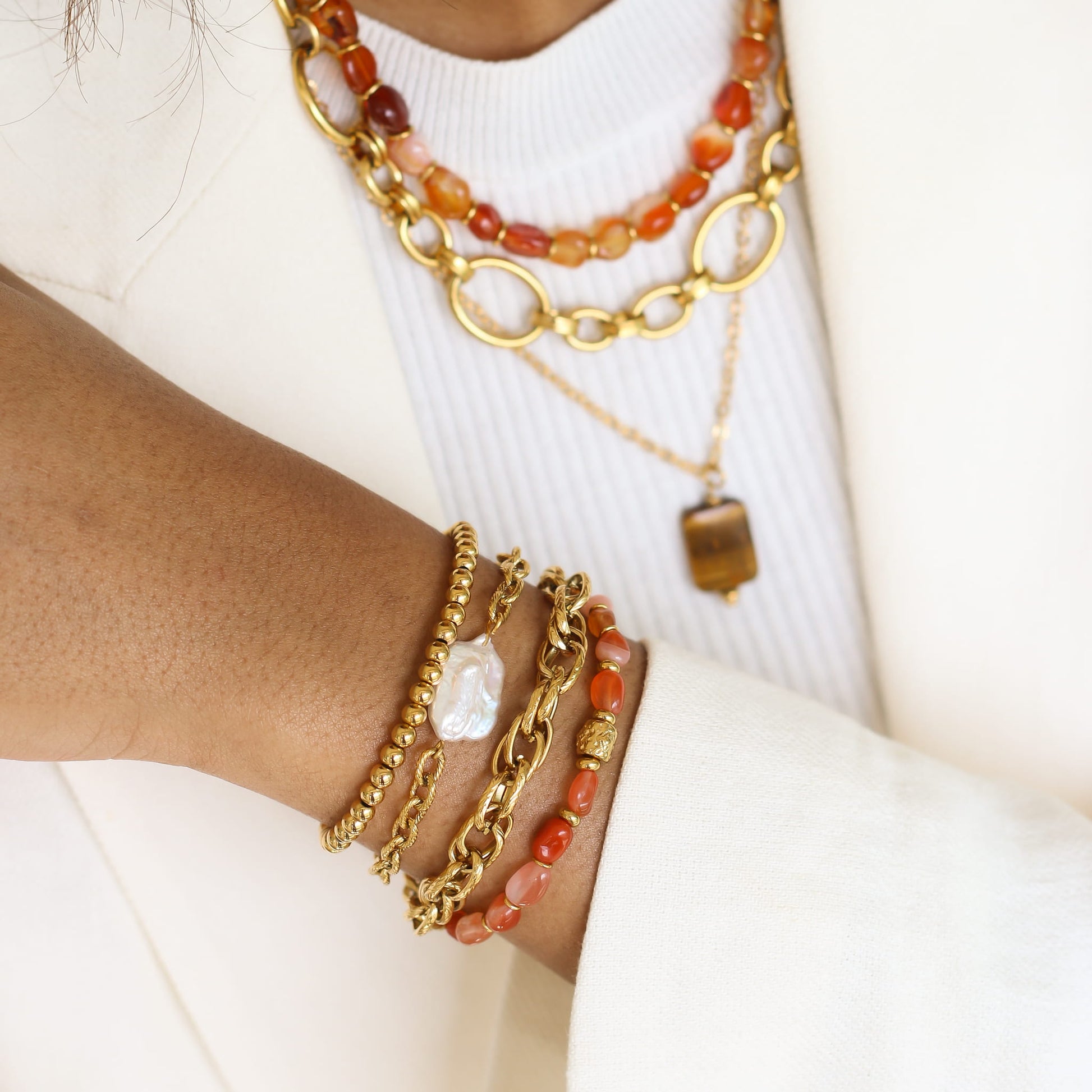 Bracelet Nacre chaîne cordage, mise en scène, Mahny bijoux pierres naturelles.