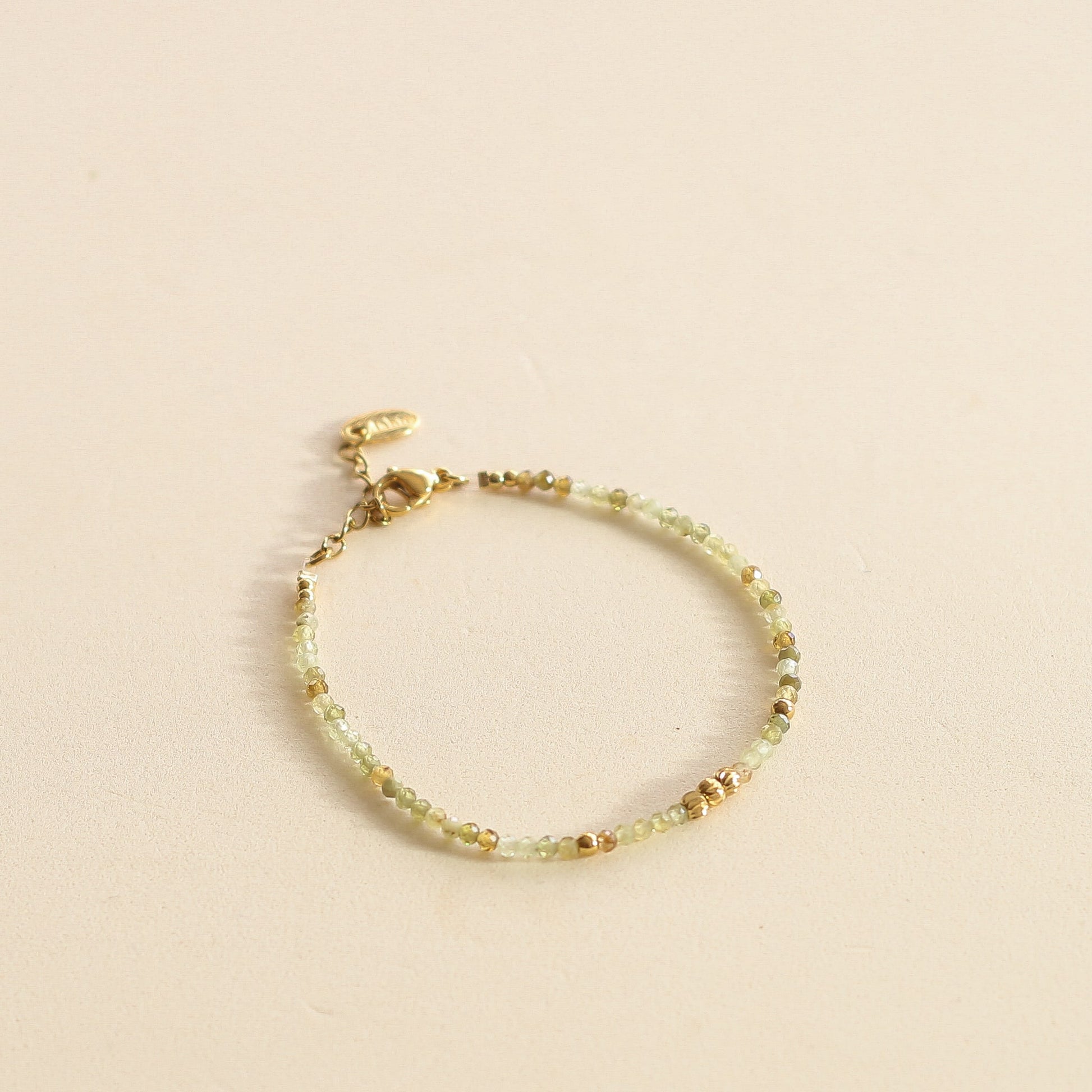 Bracelet perlé en Grenat fait main dans un atelier parisien 