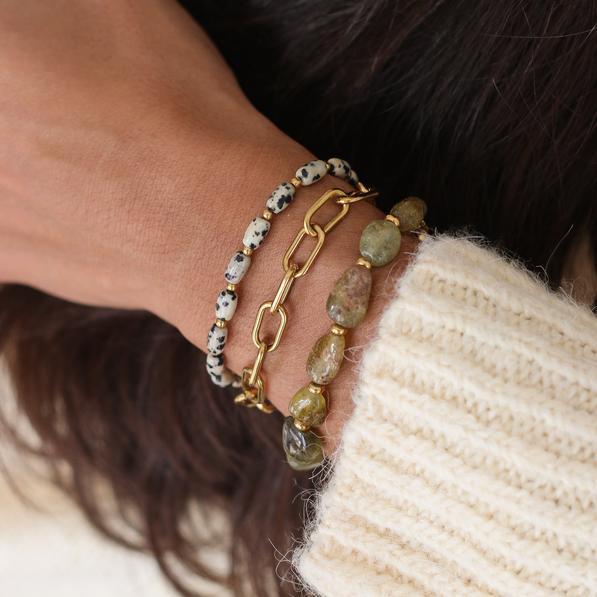 Bracelet en Grenat à superposé avec des chaines dorées et autres pierres fines