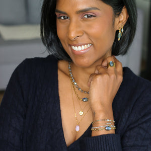 Bracelet en perles dorées fines et bleues translucides