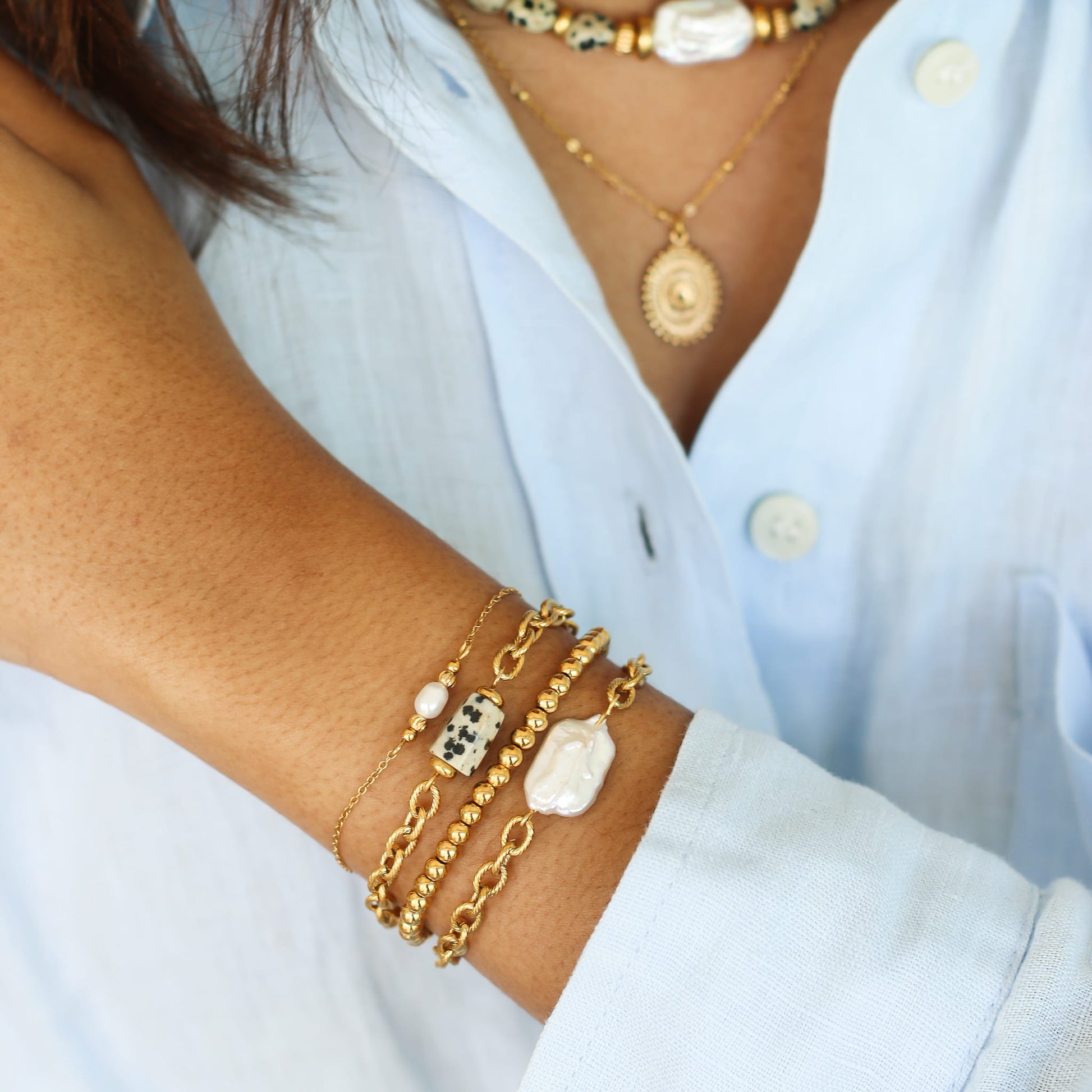 Bracelet perles dorées, gros plan sur la pierre, bijou femme pierres naturelles Mahny.