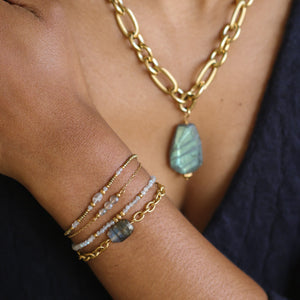Bracelet en Labradorite perles aux teintes bleues et chaine doré
