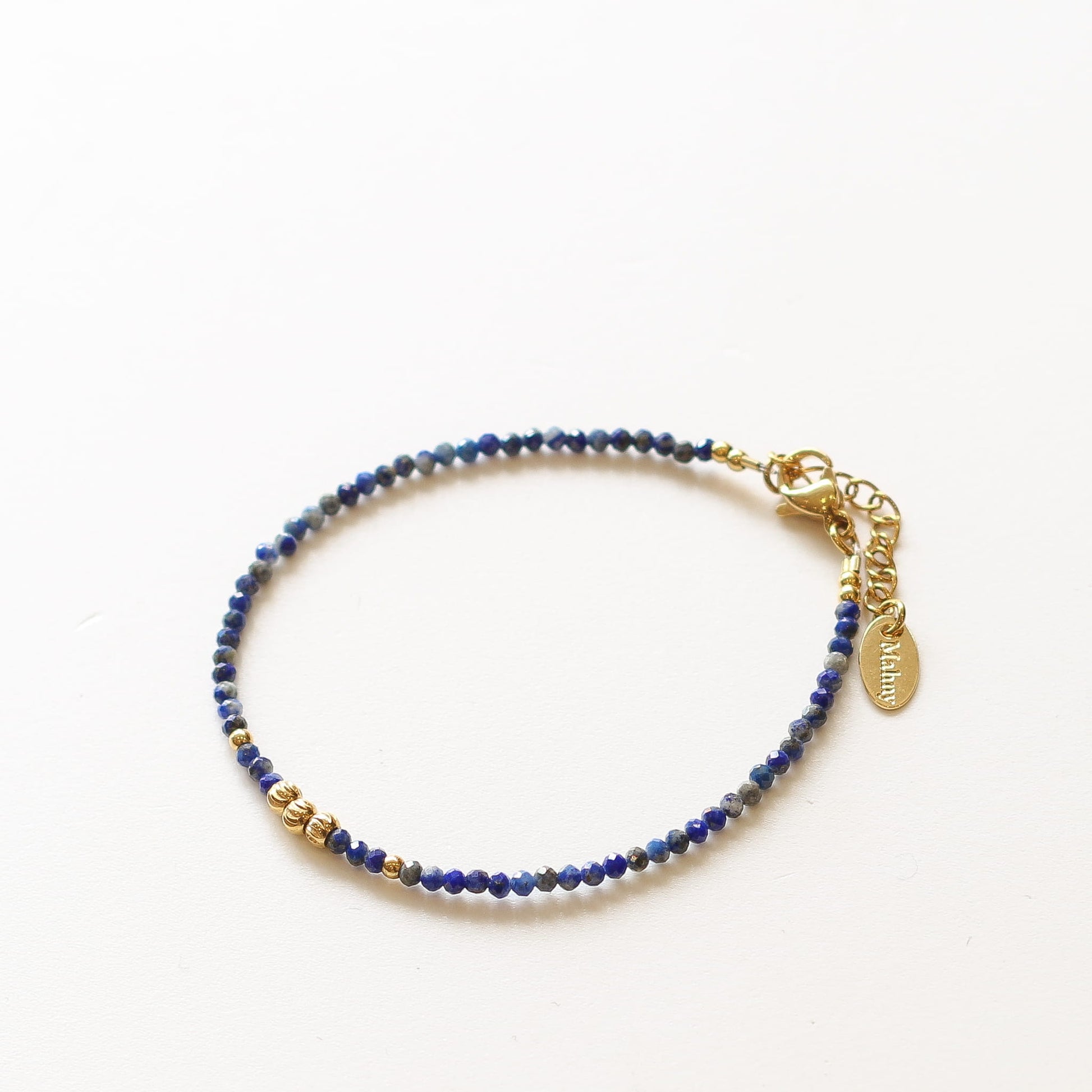 Bracelet Lapis Lazuli perlé fin, détail des pierres, bijou femme pierres naturelles Mahny.