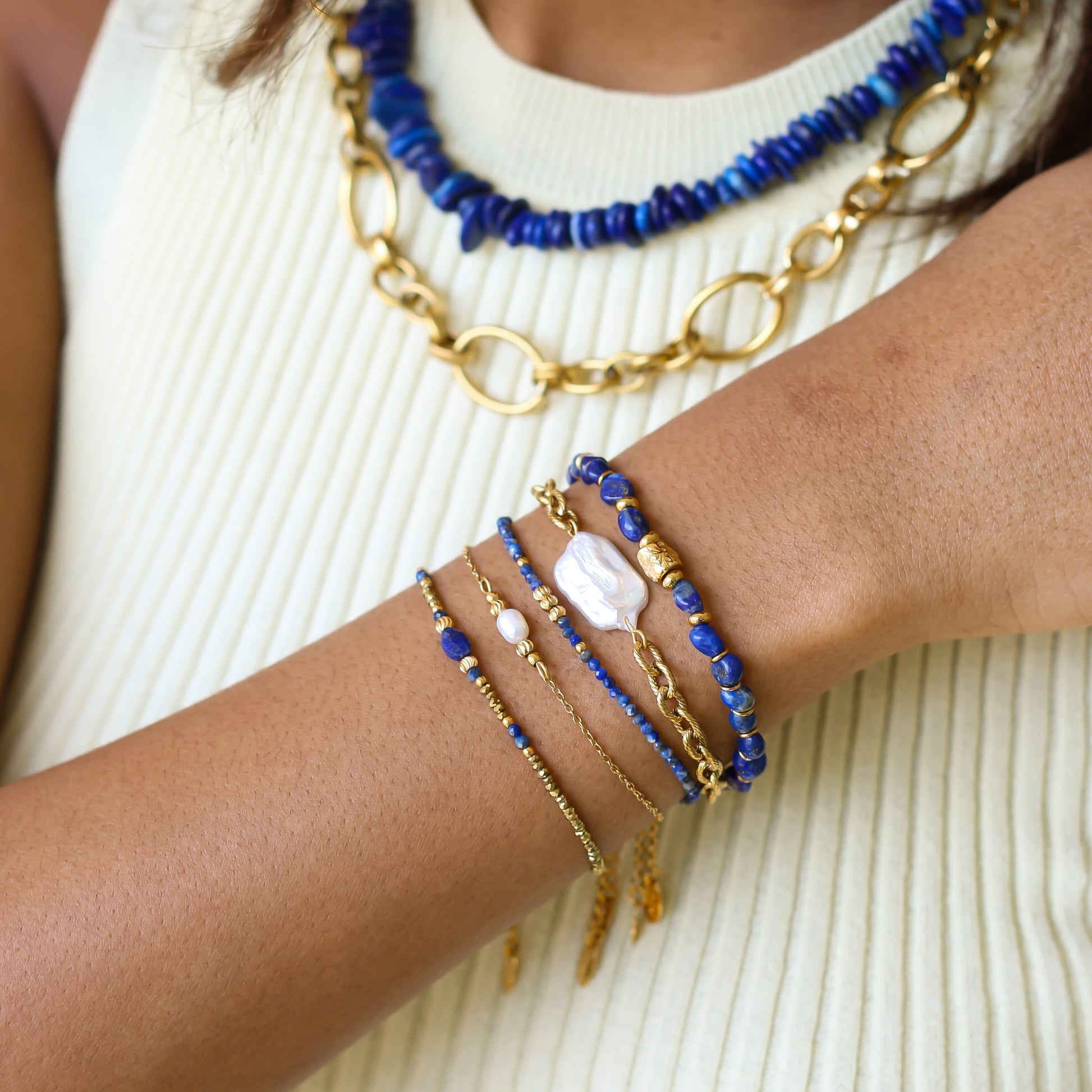 Bracelet Lapis Lazuli perlé fin, vue alternative, bijou femme pierres naturelles Mahny.