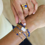 Bracelet perle d'eau douce fin, vue de profil, création Mahny bijoux pierres semi-précieuses.