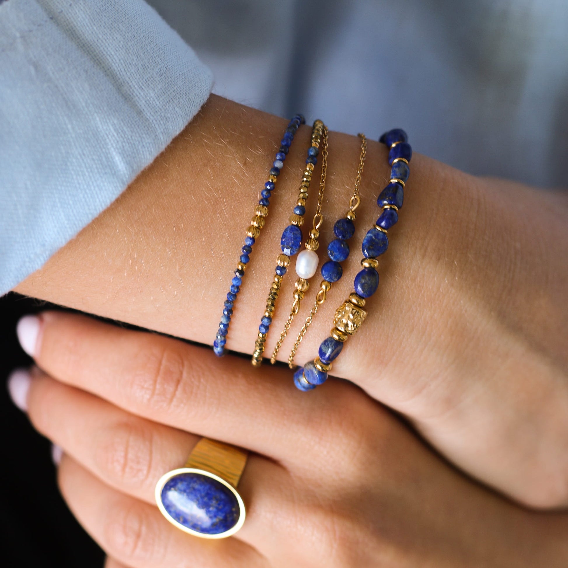 Bracelet Lapis Lazuli perlé fin, détail du fermoir signé Mahny, pierres semi-précieuses assemblées main.