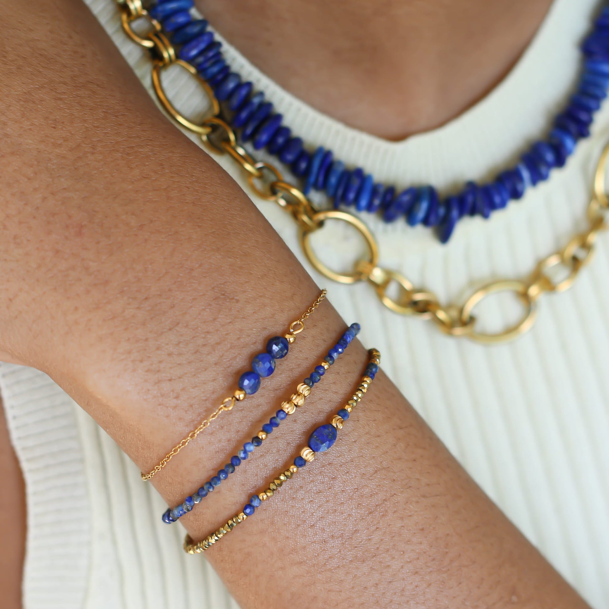 Bracelet Lapis Lazuli 3 perles, vue de profil, création Mahny bijoux pierres semi-précieuses.