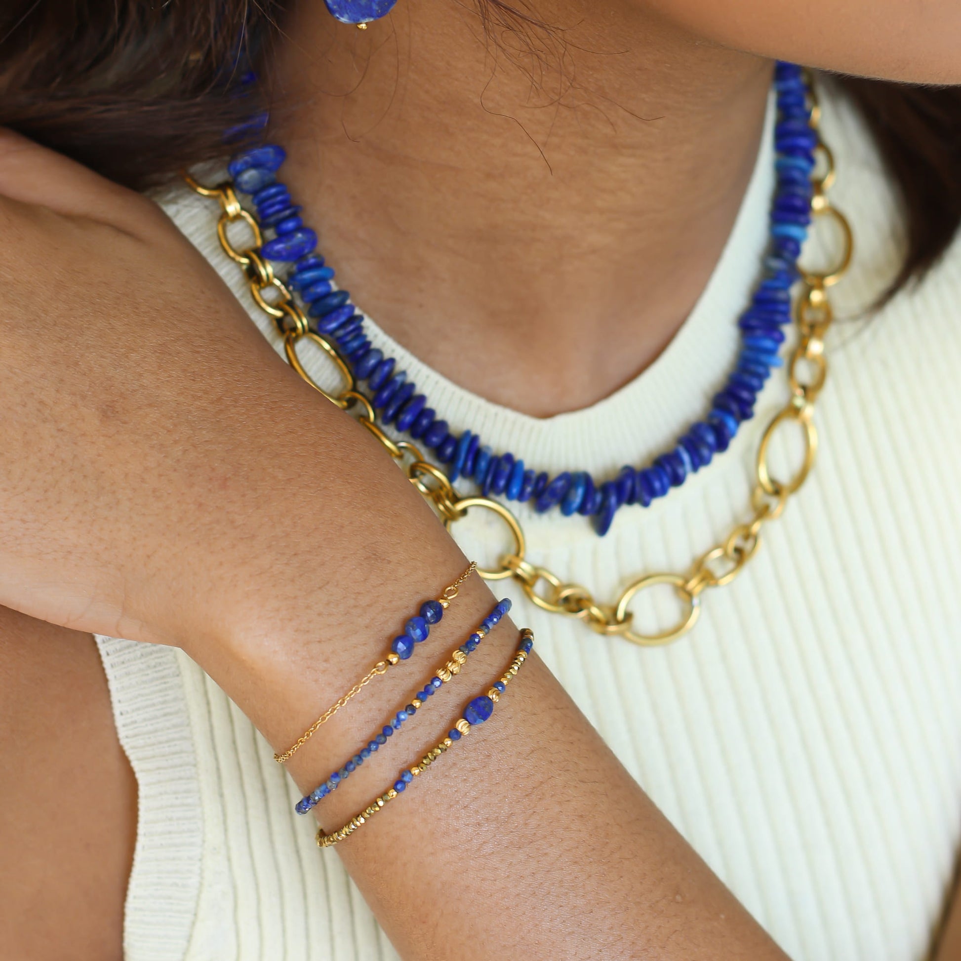 Bracelet Lapis Lazuli 3 perles, détail de la chaîne dorée, Mahny pierres assemblées main, Paris.