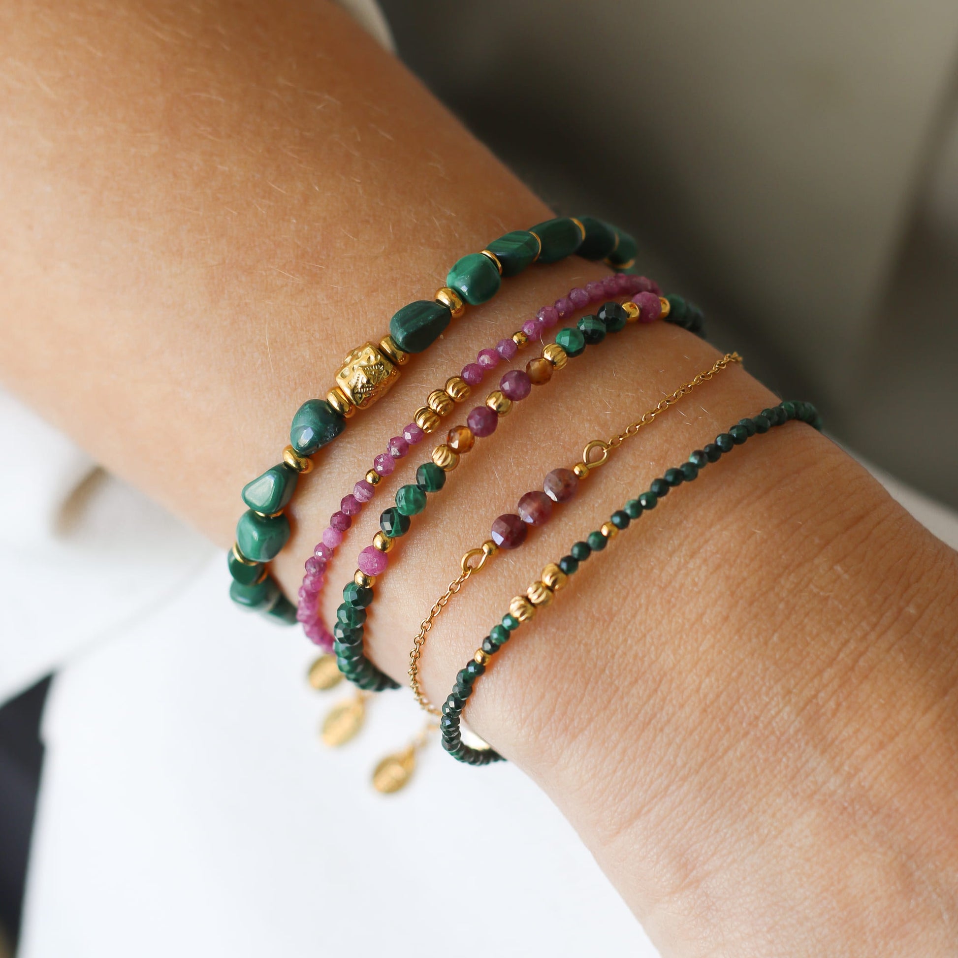 Bracelet Rubis perlé fin, détail du fermoir signé Mahny, bijou femme pierre fine.
