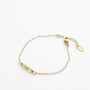 Bracelet en péridot vert sur chaîne acier inoxydable.