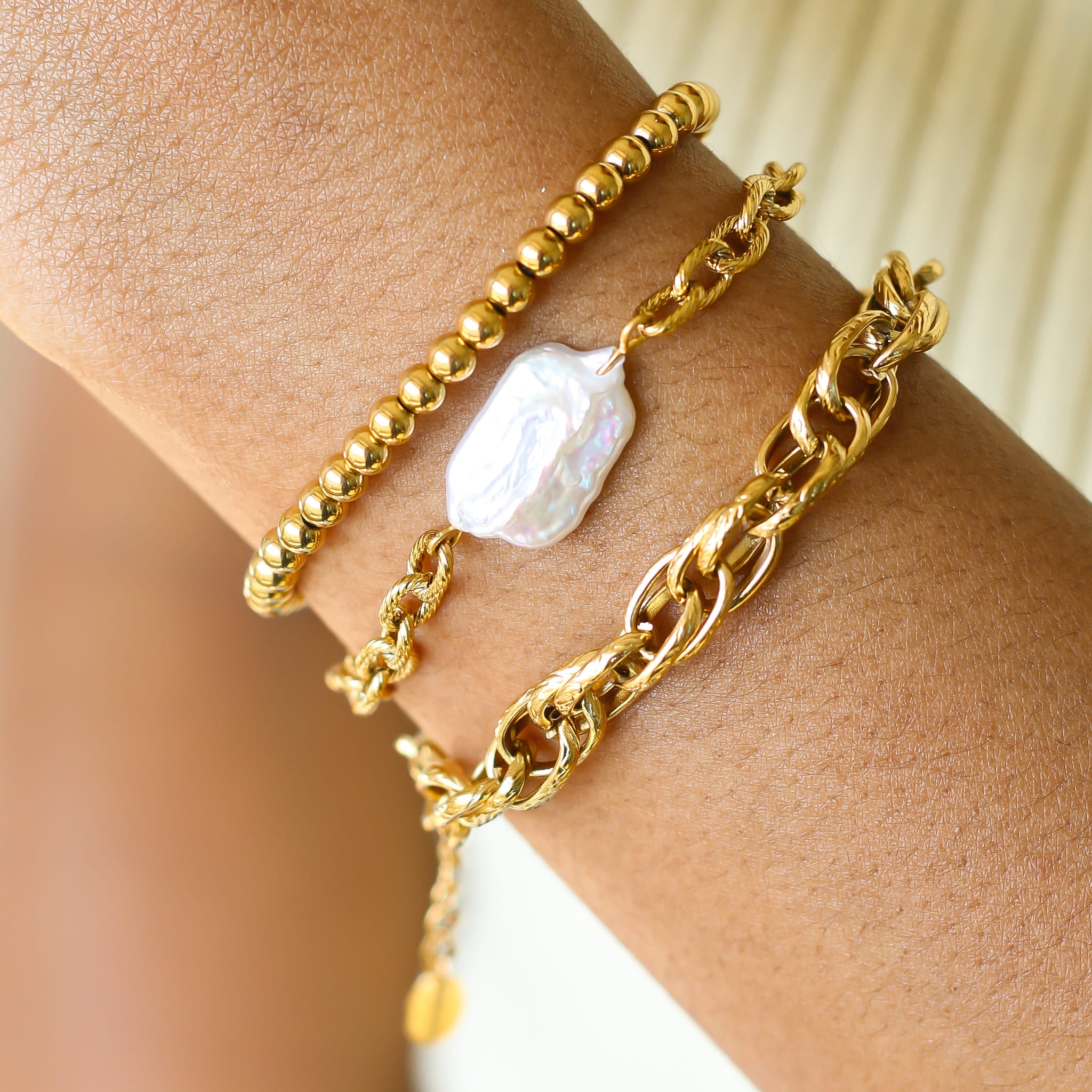 Bracelet perles dorées, vue rapprochée, Mahny bijoux pierres naturelles.