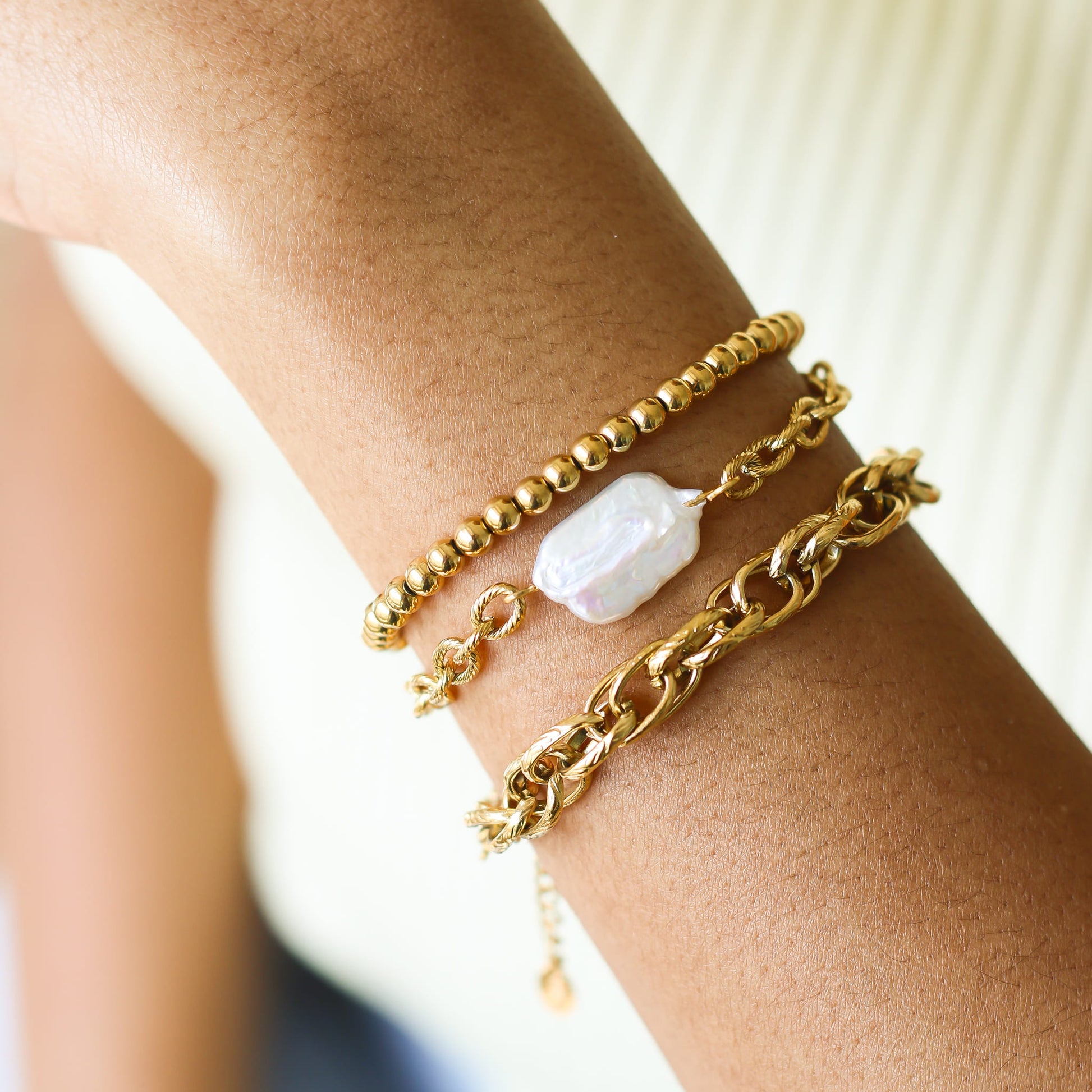 Bracelet Nacre chaîne cordage, autre angle, pierre véritable, signé Mahny.