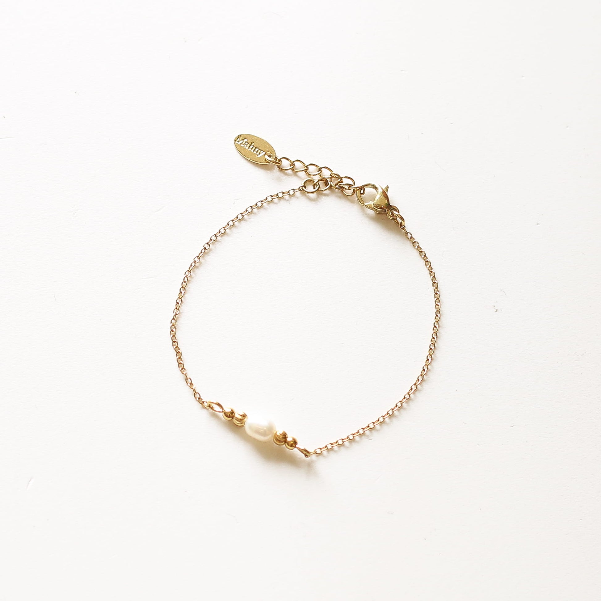 Bracelet perle d'eau douce fin, création Mahny bijoux pierres semi-précieuses.