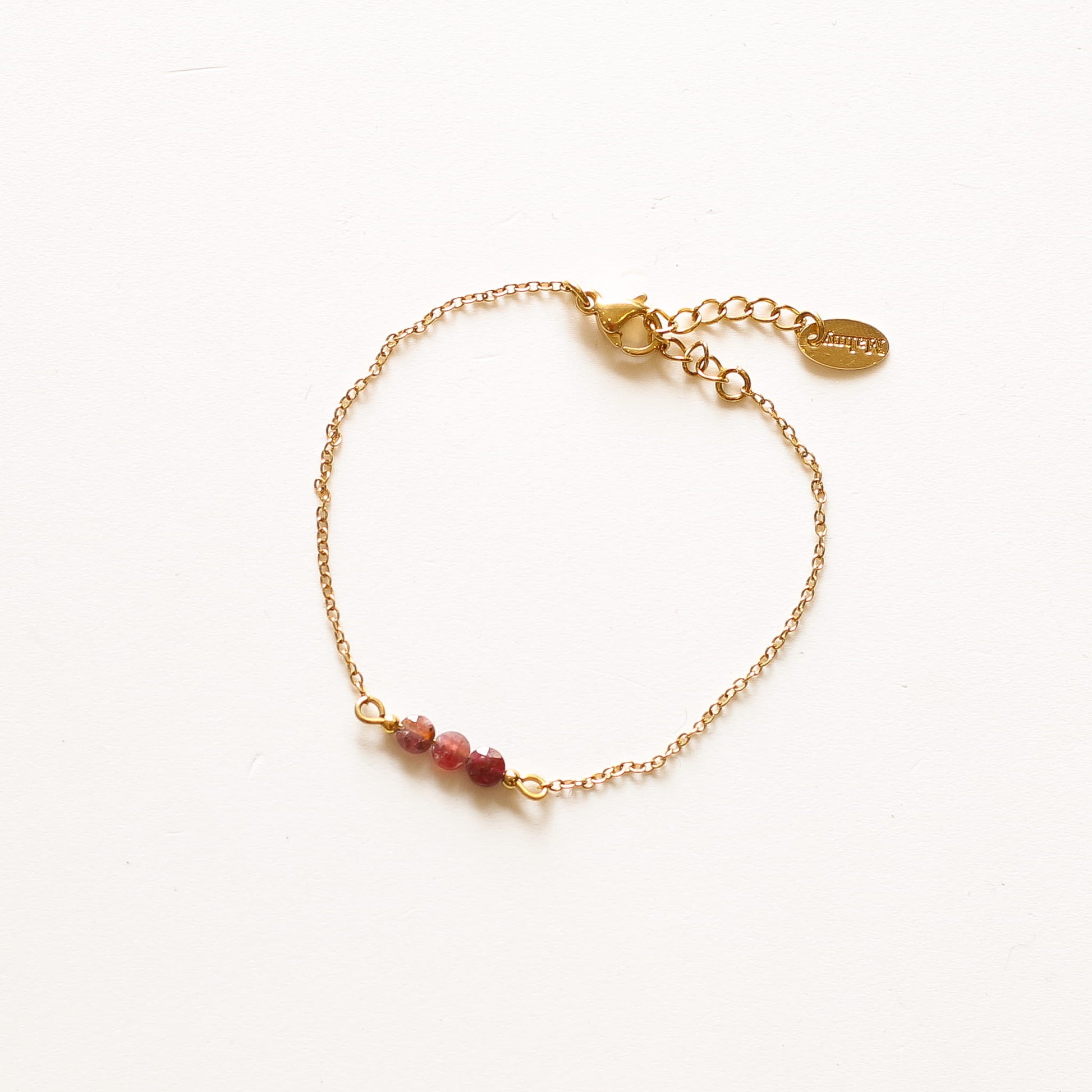 Bracelet Cordiérite rouge 3 perles, Mahny bijoux pierre fine.